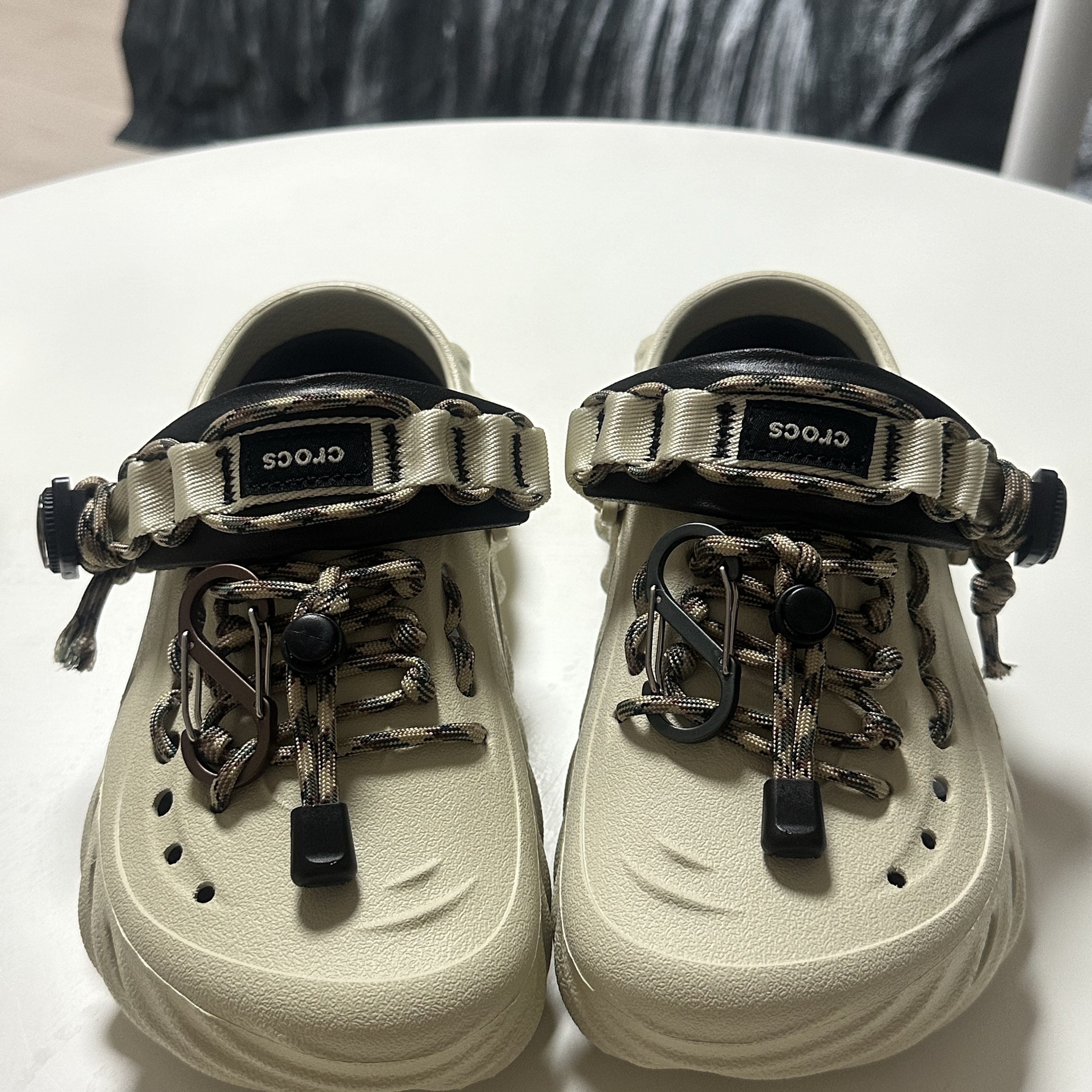 Crocs Echo Clog Bone Black 착용 스타일 - 4