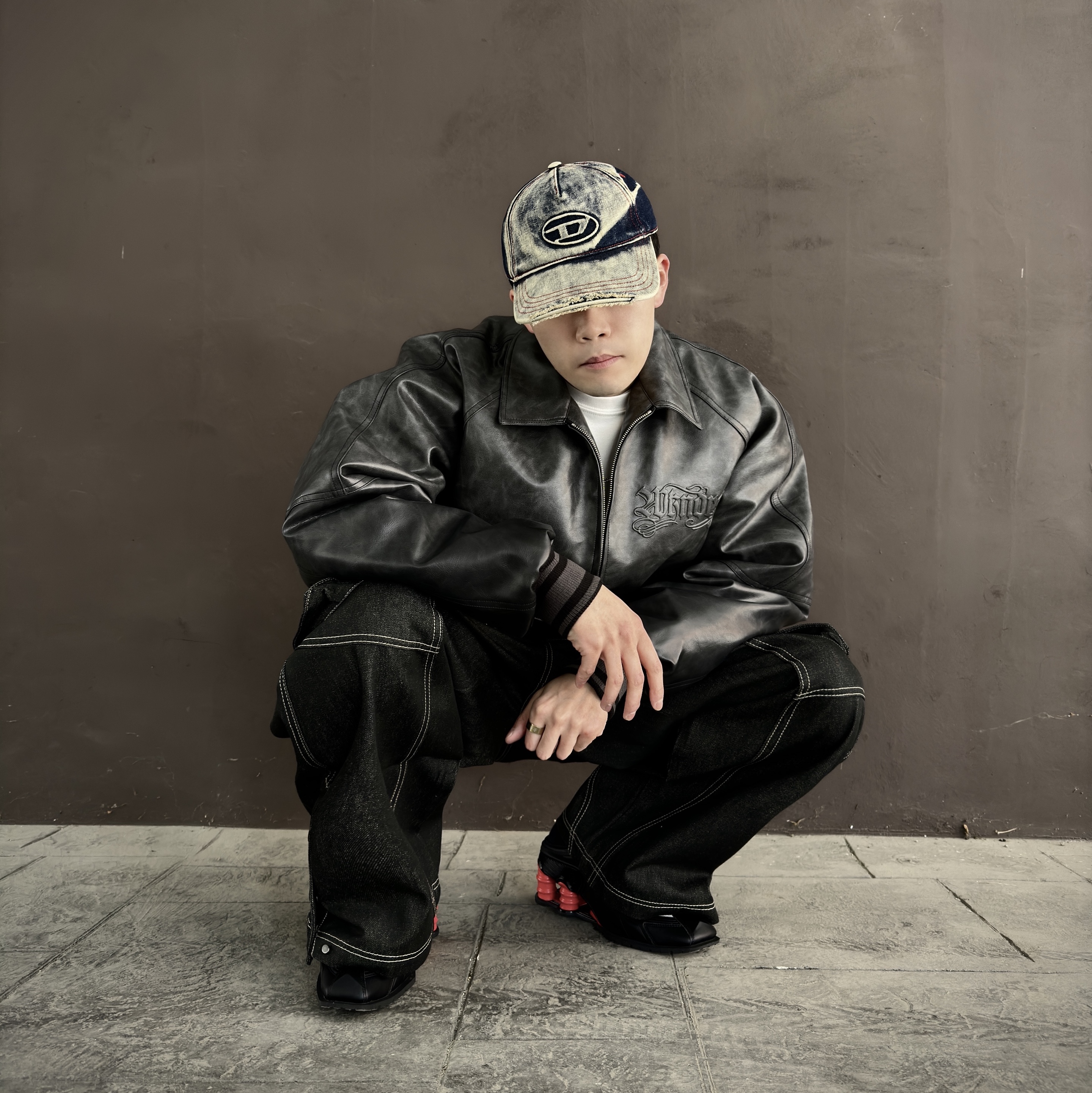 Nike x Martine Rose Shox MR4 Black, Diesel C-Seymon Treated Denim Baseball Cap Blue White 착용 스타일 - 3