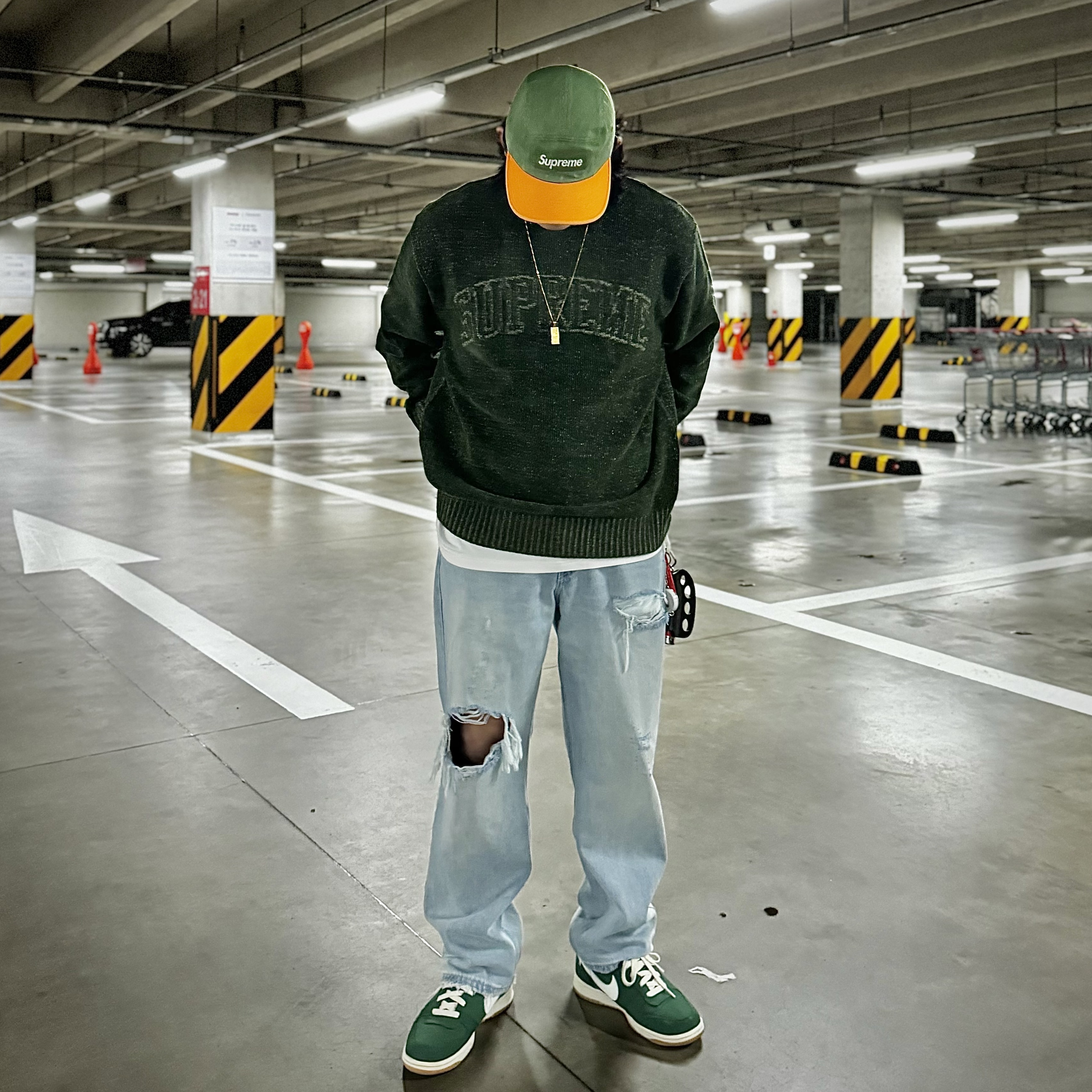 Supreme Contrast Arc Sweater Olive - 24SS, Supreme Pigment 2-Tone Camp Cap Green - 24SS 착용 스타일 - 1
