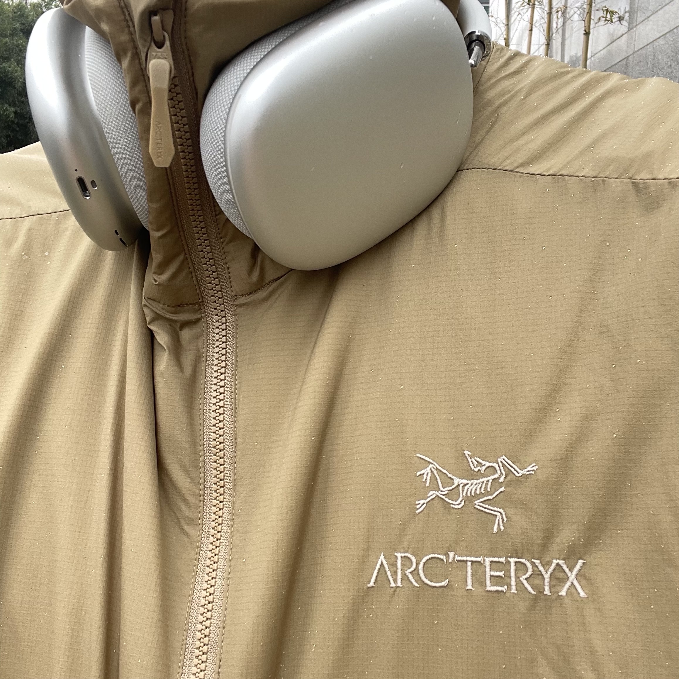 Arc'teryx Atom SL Hoody Canvas, Apple AirPods Max Lightning Silver (Korean Ver.) 착용 스타일 - 2