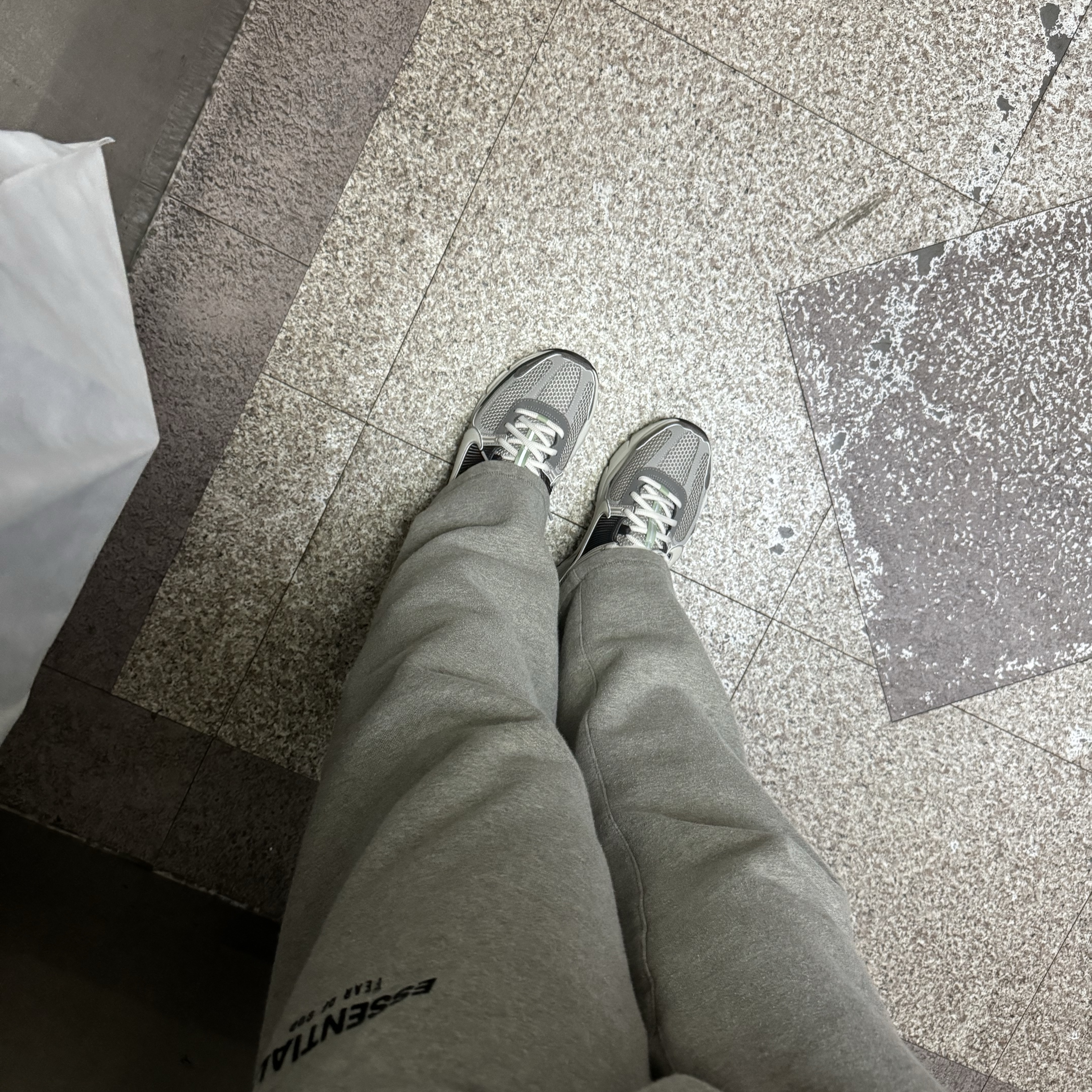 (W) Nike Zoom Vomero 5 Cobblestone and Flat Pewter, Essentials The Core Collection Relaxed Sweatpants Dark Oatmeal 착용 스타일