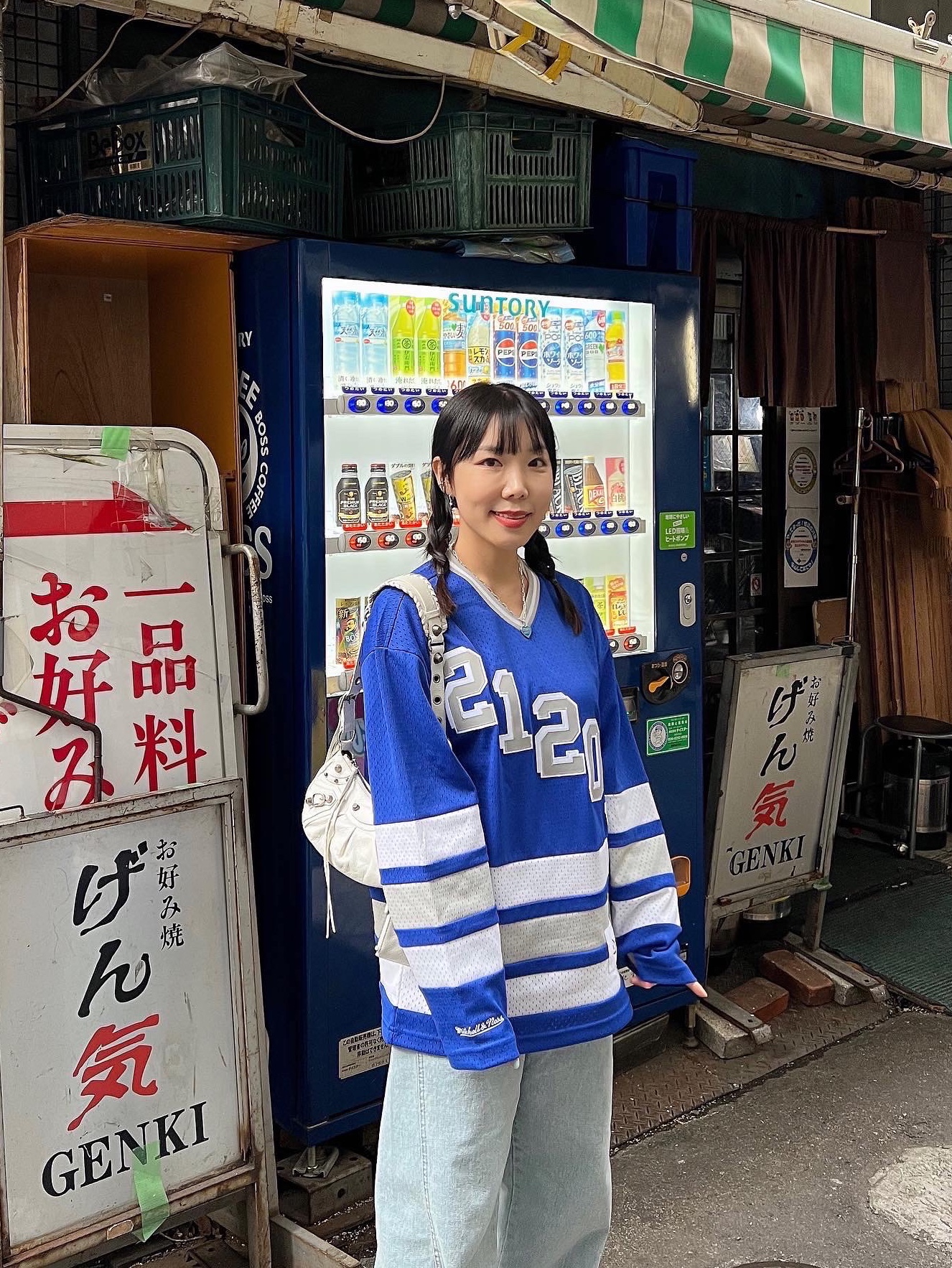 Supreme x WTAPS Mitchell & Ness Hockey Jersey Blue - 21FW, Balenciaga Le Cagole Small Shoulder Bag White 착용 스타일 - 3