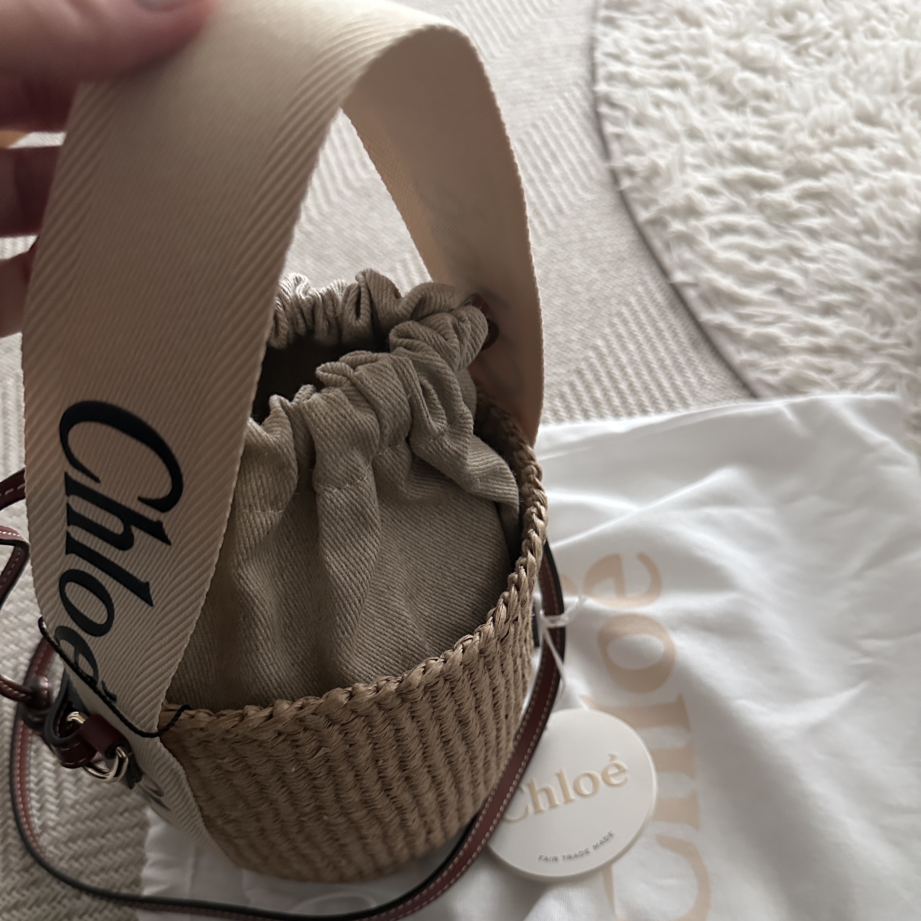 Chloe Small Woody Basket White 착용 스타일