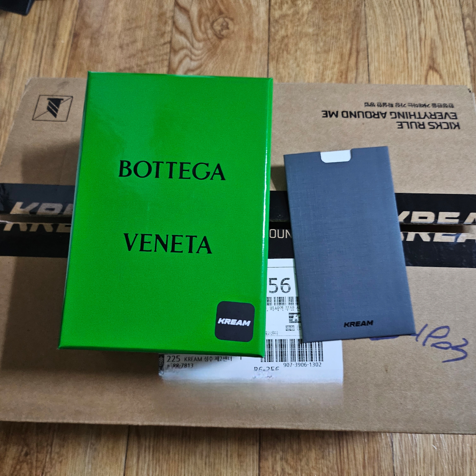 Bottega Veneta Flap Card Case Parakeet 착용 스타일 - 2