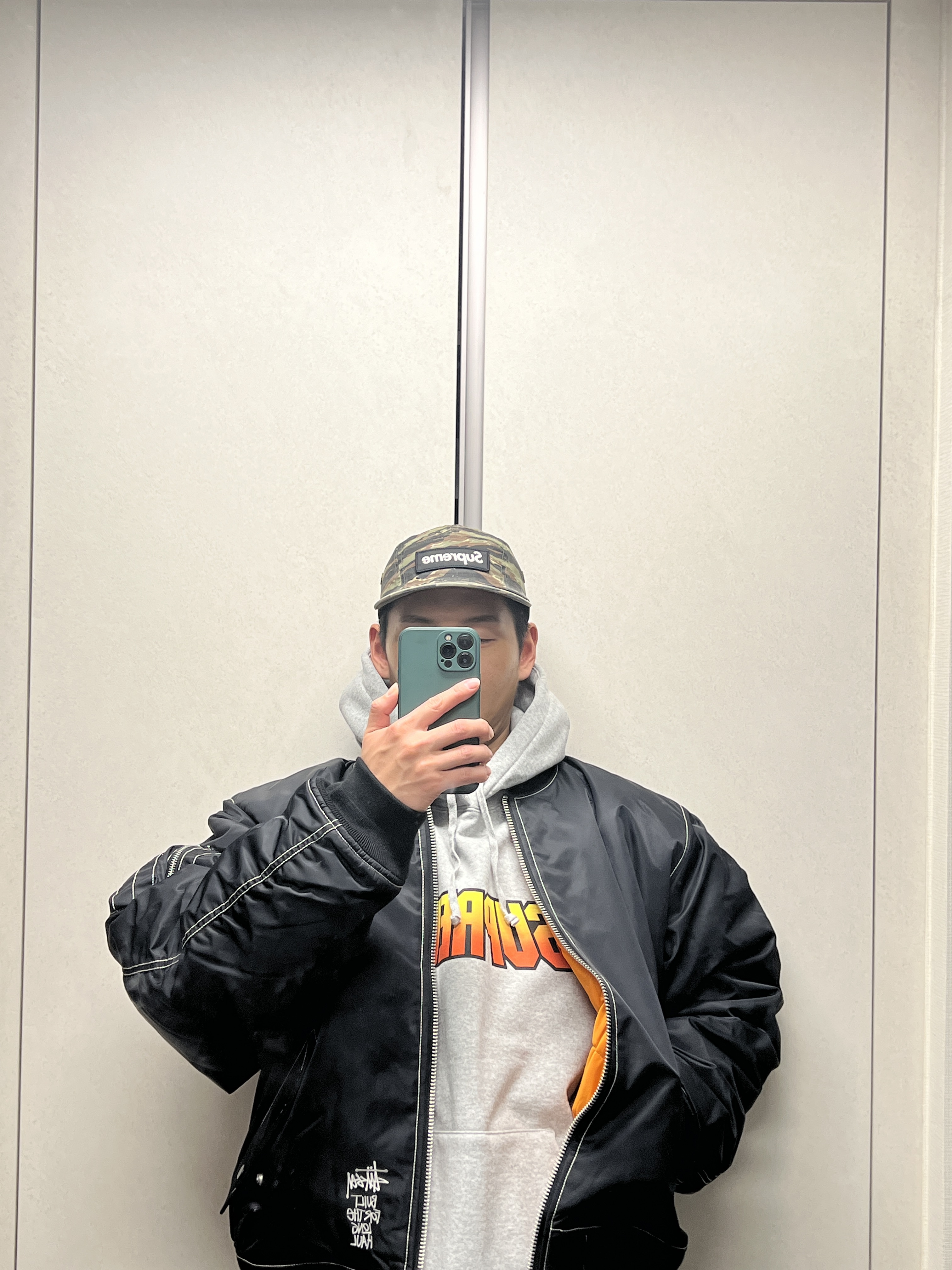 Stussy SS Link 9Twenty Cap Woodland Camo, Stussy Built Reversible Bomber Jacket Black 착용 스타일 - 2