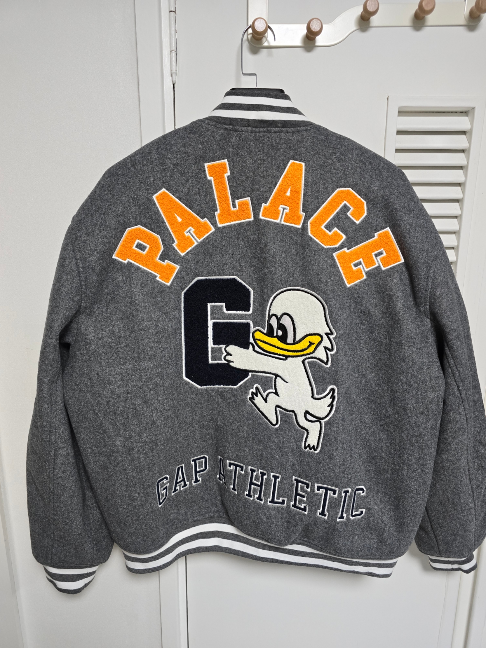 Palace x Gap Varsity Jacket Grey - 24SS, Nike x Tightbooth SB Dunk Low Pro Black and White 착용 스타일 - 3