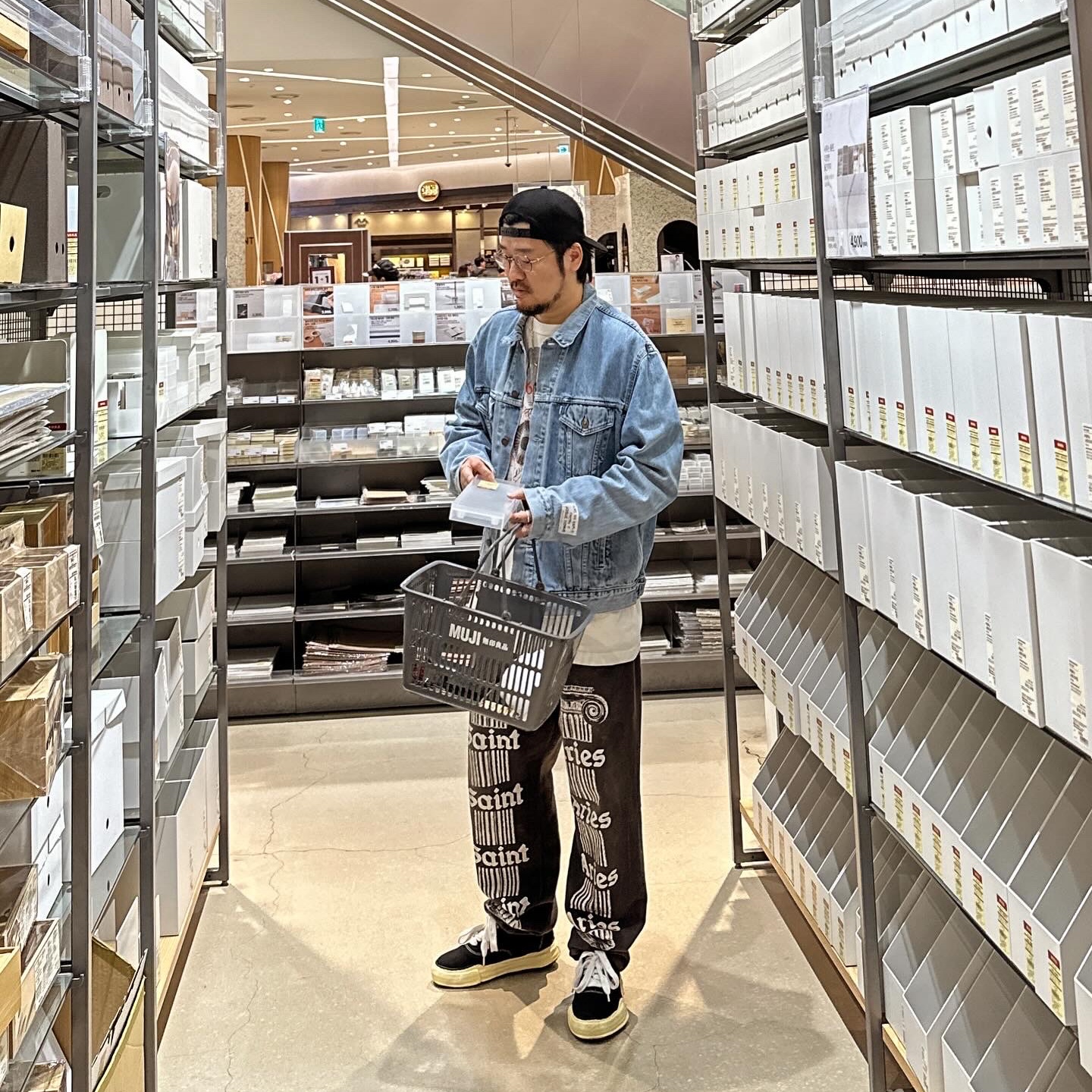 Saint Mxxxxxx x Aries Sweatpants St Aries Black, Maison Mihara Yasuhiro Baker OG Sole OD Canvas Low-top Sneakers Black 착용 스타일 - 1
