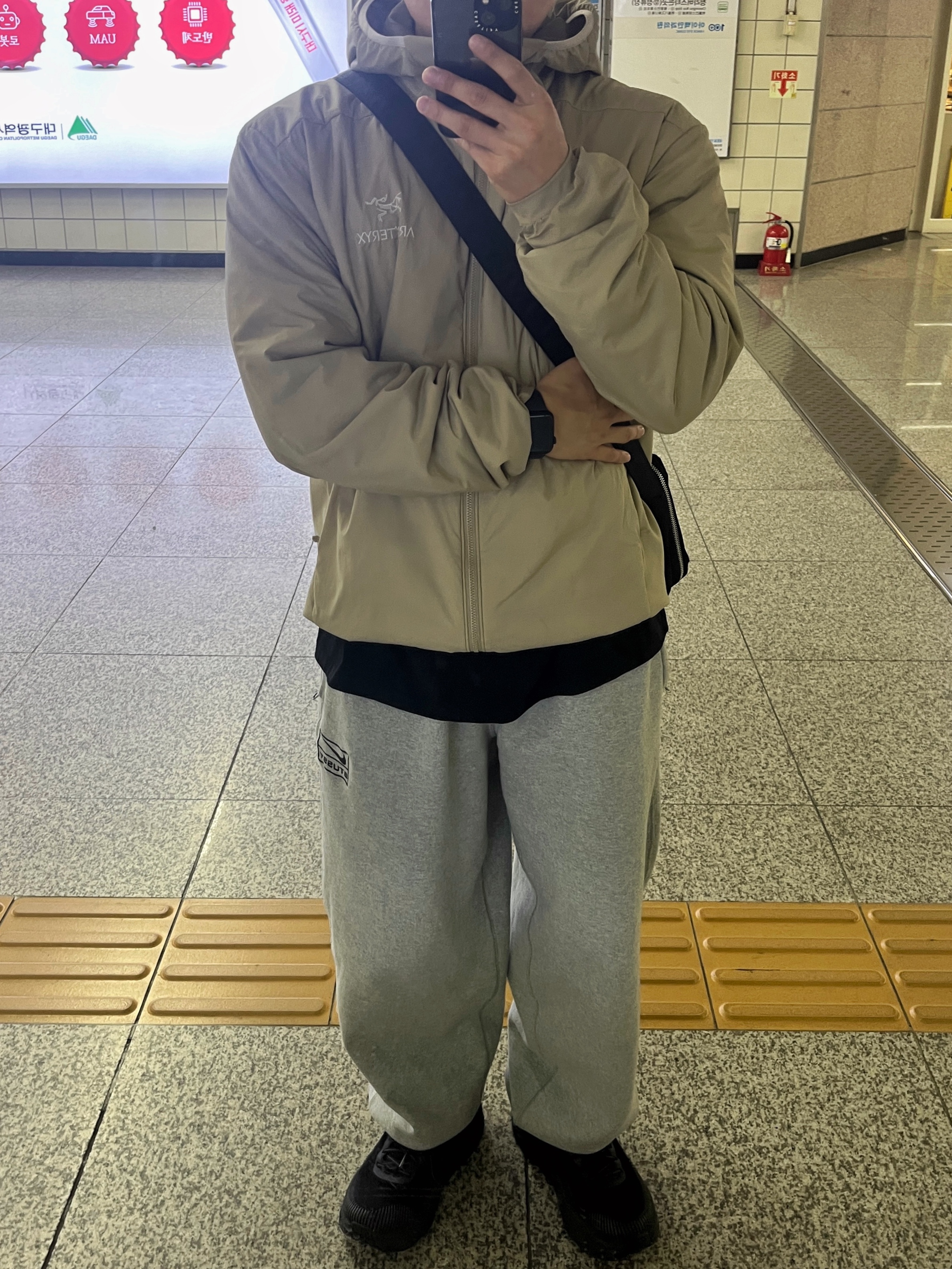 Nike x Stussy NRG Fleece Pants Dark Grey Heather (DO9340-063), Hoka Bondi 7 Black - Wide 착용 스타일