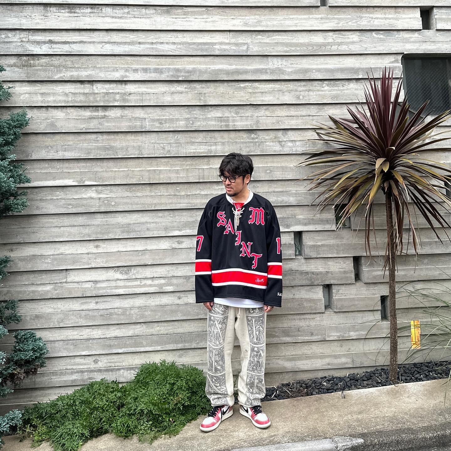 Saint Mxxxxxx Game Shirt L/S T-Shirt Black - 23SS, Saint Mxxxxxx x Denim Tears Mural Sweatpants Grey - 23SS 착용 스타일 - 1