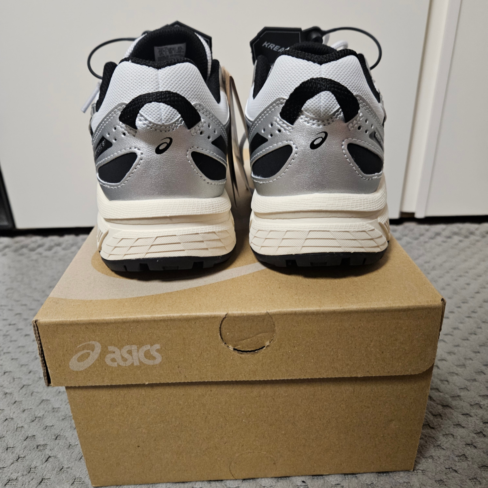 Asics Gel-Venture 6 White Black 착용 스타일 - 3