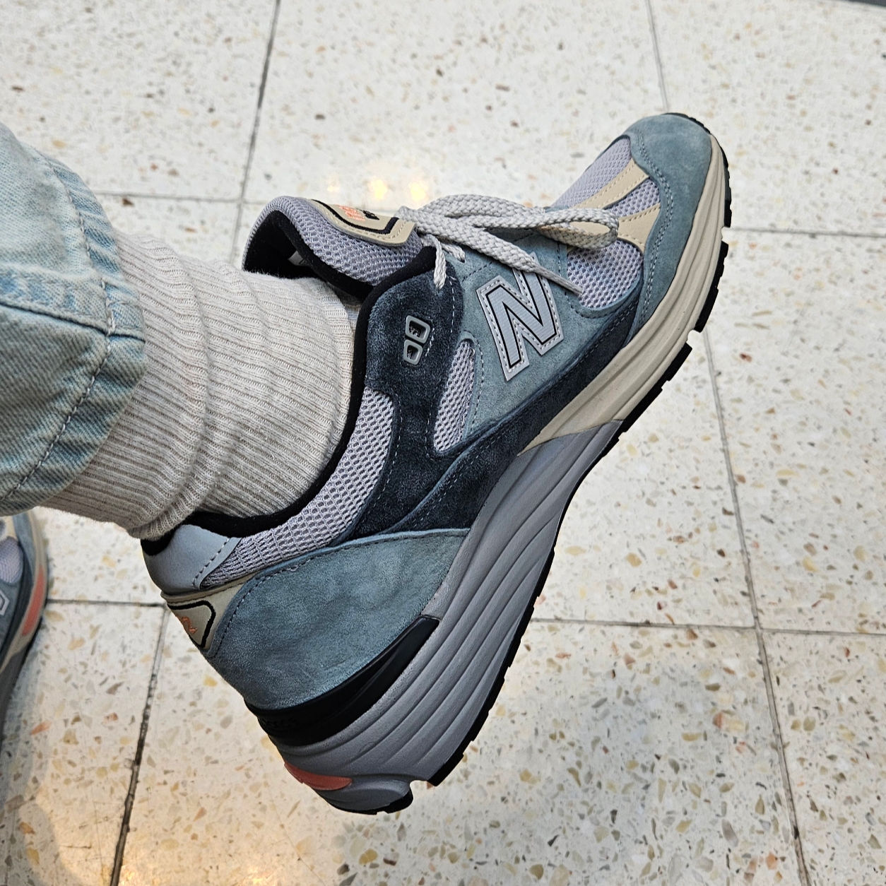 New Balance 991v2 Made in UK Blue Silver 착용 스타일 - 1