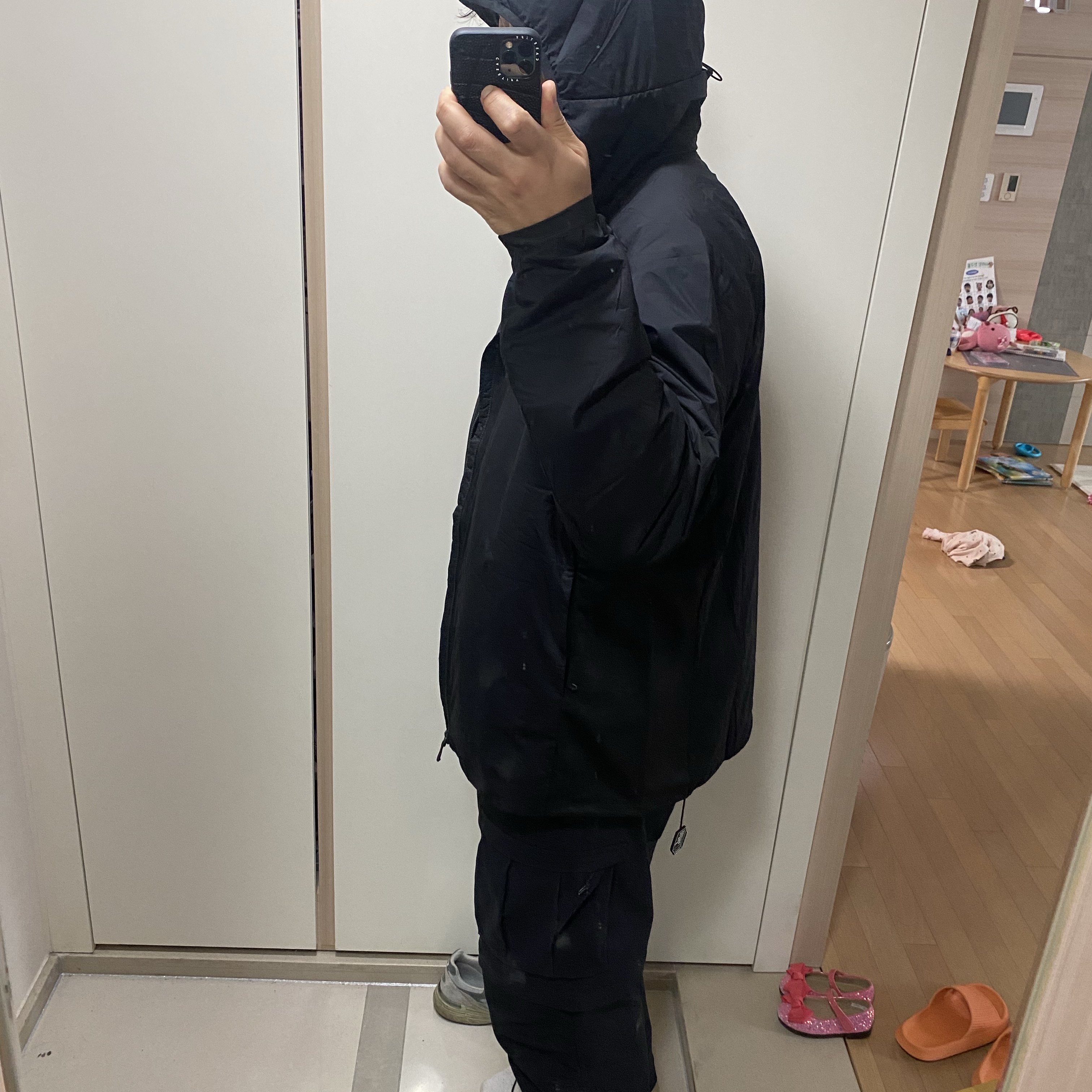 Arc'teryx Atom Hoody Black, Nike NRG ACG Seasonal Lungs Long Sleeve T-Shirt Cargo Khaki - US/EU 착용 스타일 - 2