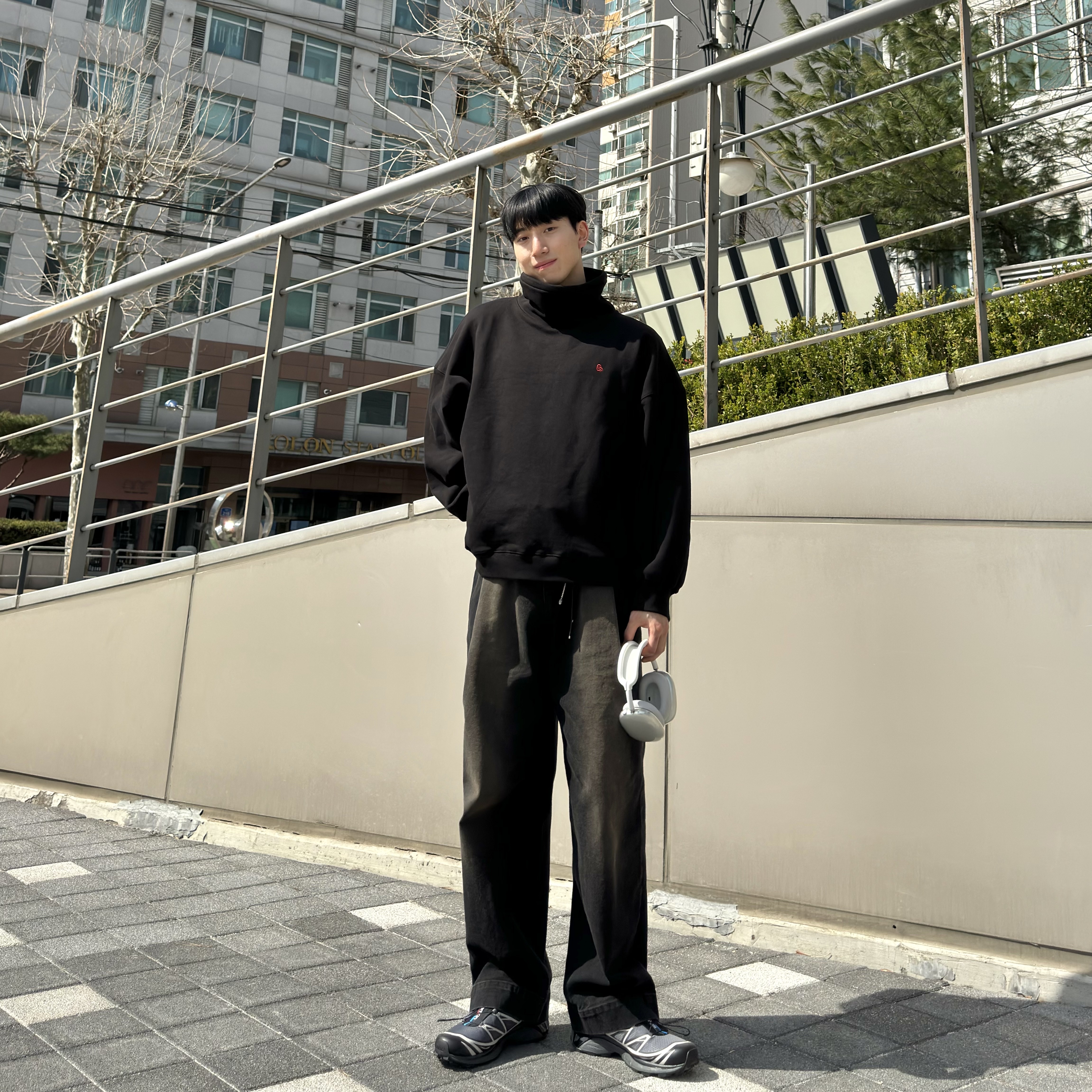 Salomon XT-6 Gore-Tex Black Ebony, Apple AirPods Max Lightning Silver (Korean Ver.) 착용 스타일 - 1