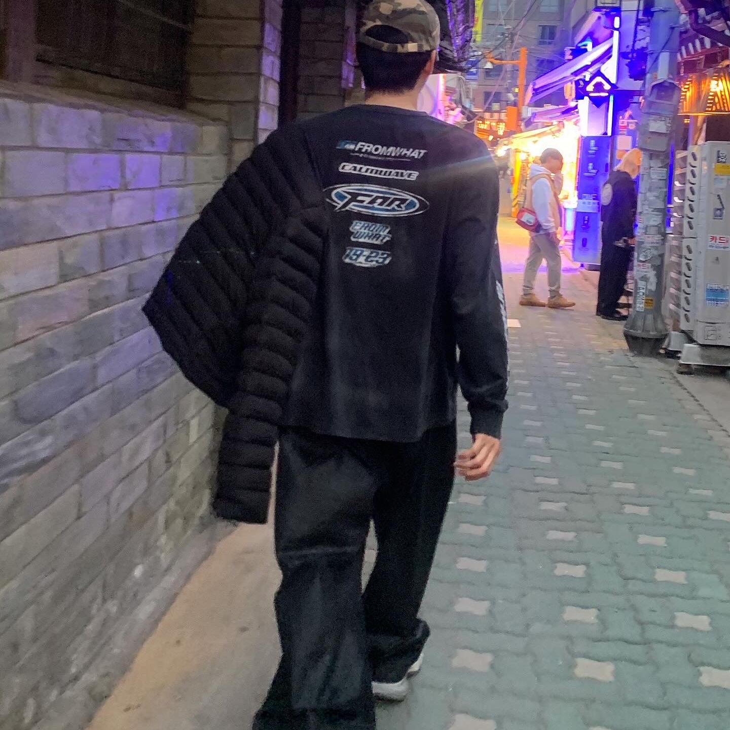 Project G/R Coated Backward Denim Pants Black, Farfromwhat Far Washed Logo Long Sleeve T-Shirt Black 착용 스타일 - 2