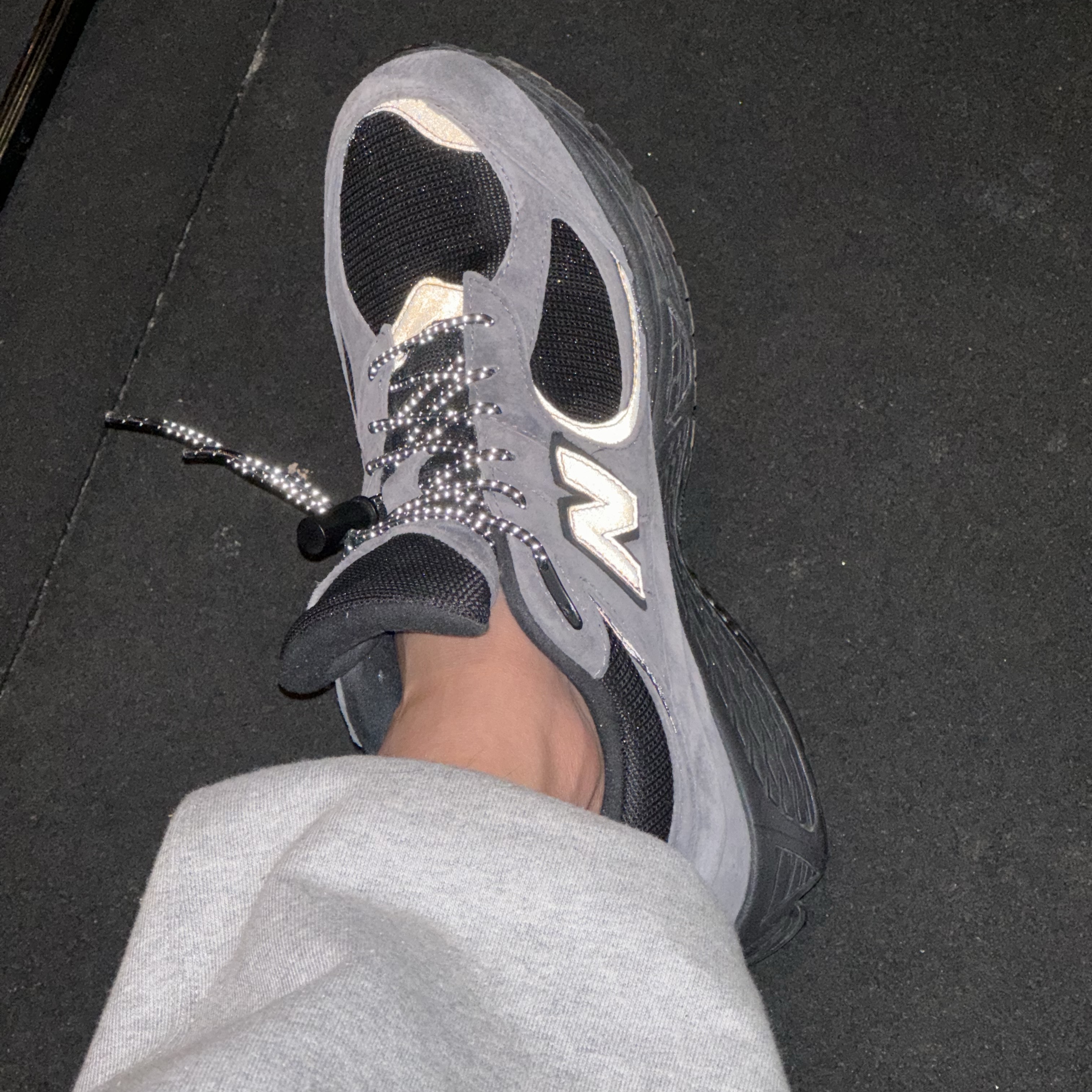 New Balance x JJJJound 2002R Gore-Tex Charcoal 착용 스타일 - 1