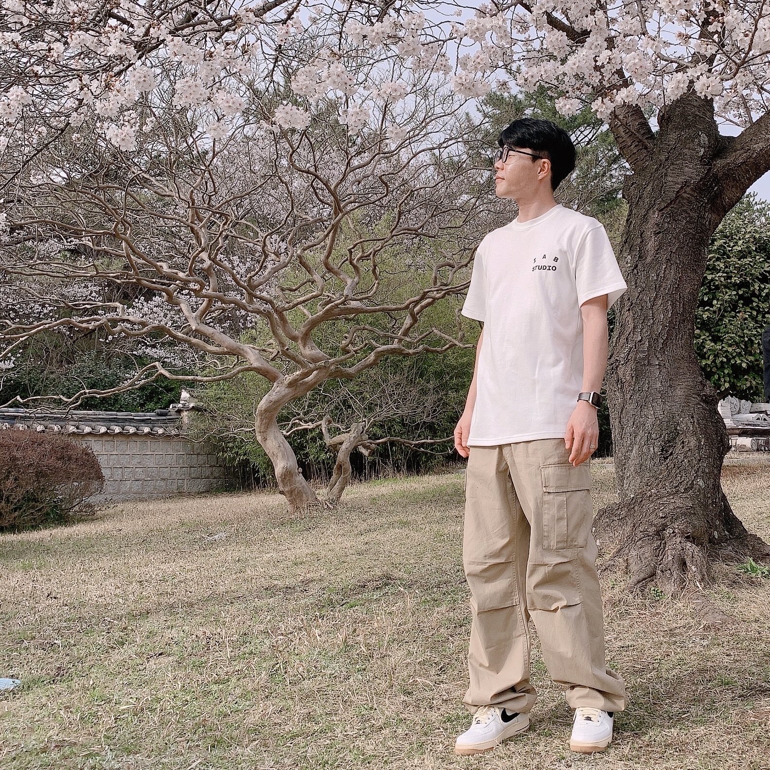 IAB Studio T-Shirt White - 23FW, (W) Nike Air Force 1 '07 LX Black and Summit White 착용 스타일