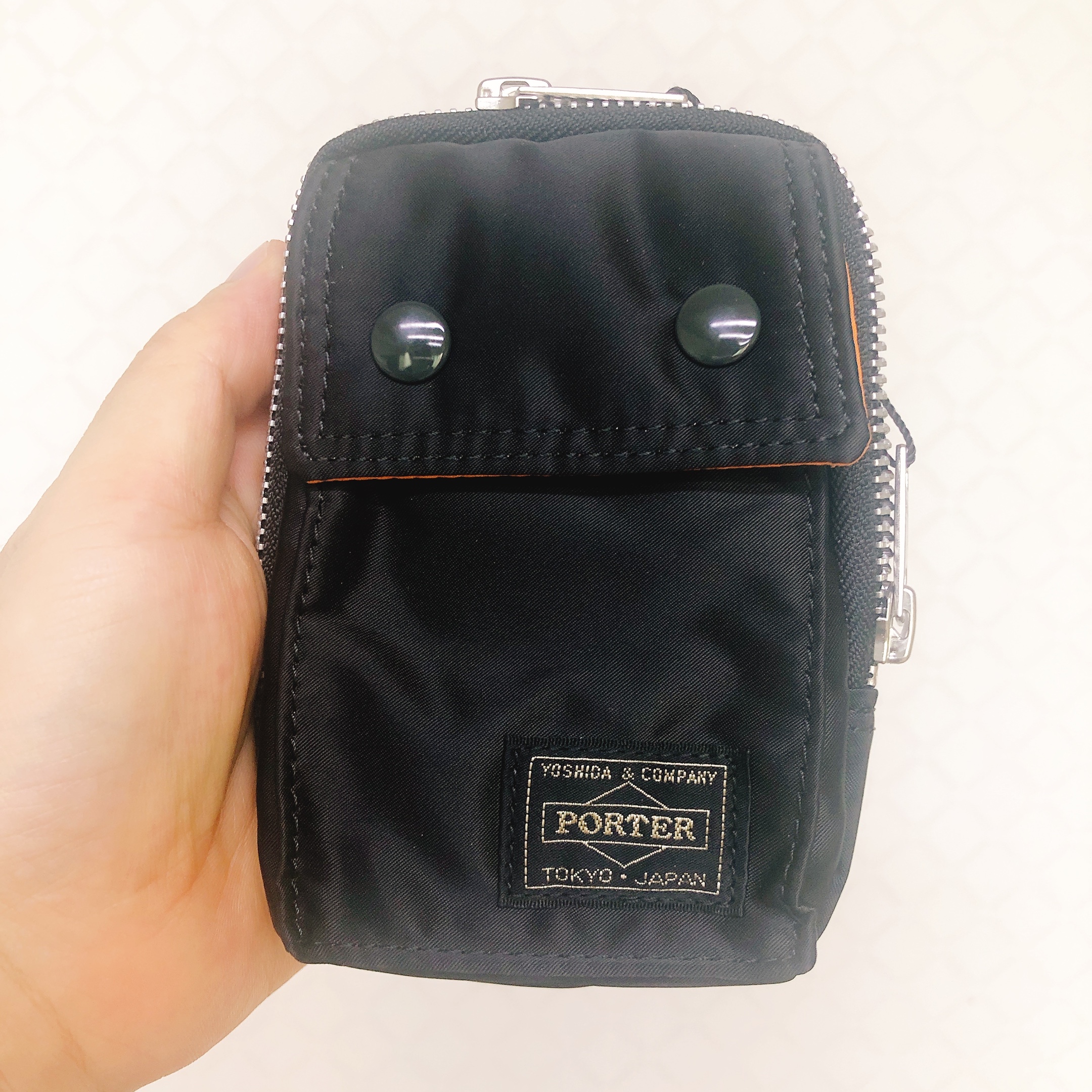 Porter Tanker Pouch Black 착용 스타일
