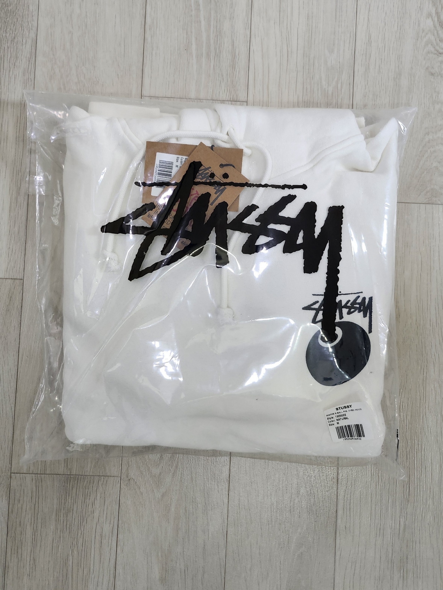 Stussy 8 Ball Hoodie Pigment Dyed Natural 착용 스타일 - 3