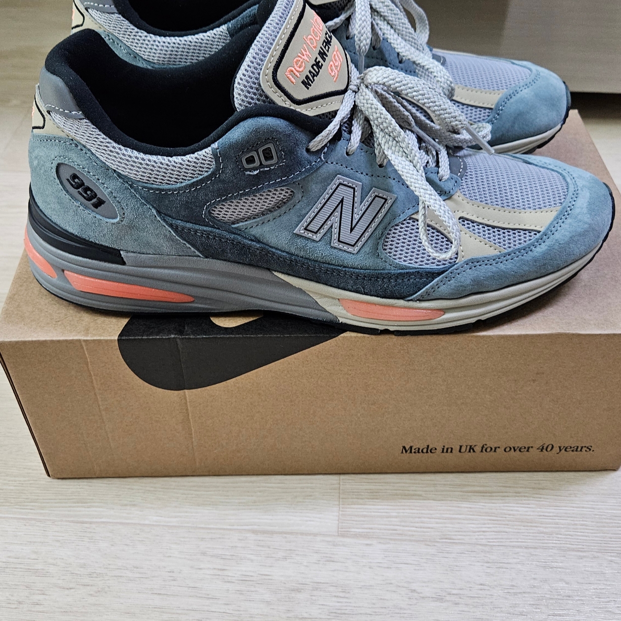 New Balance 991v2 Made in UK Blue Silver 착용 스타일 - 2