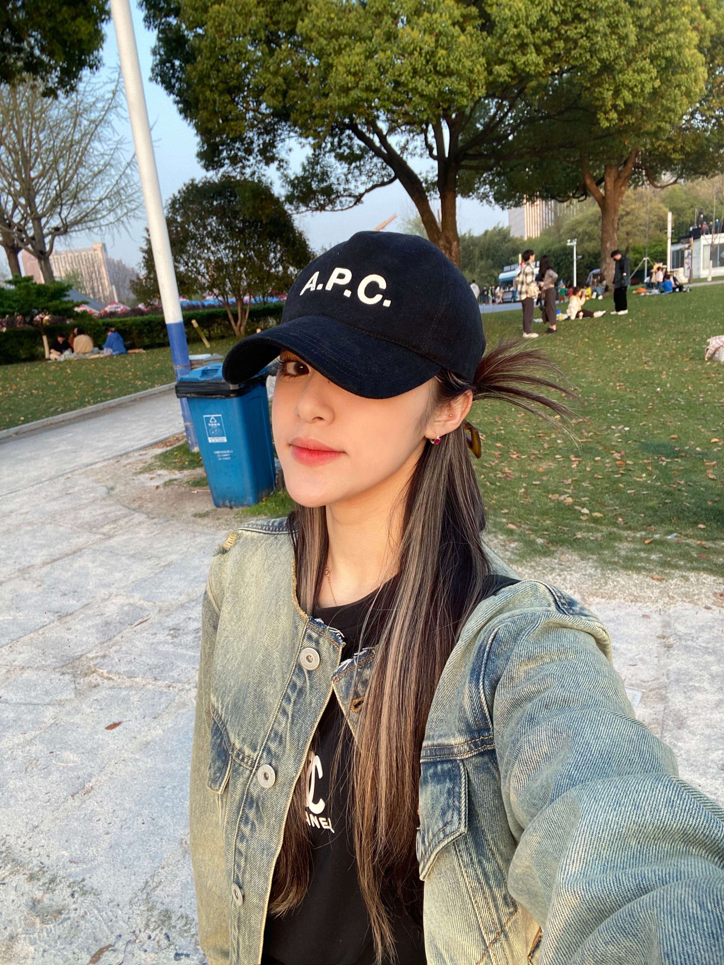 A.P.C. Eden Baseball Cap Black 착용 스타일 - 1