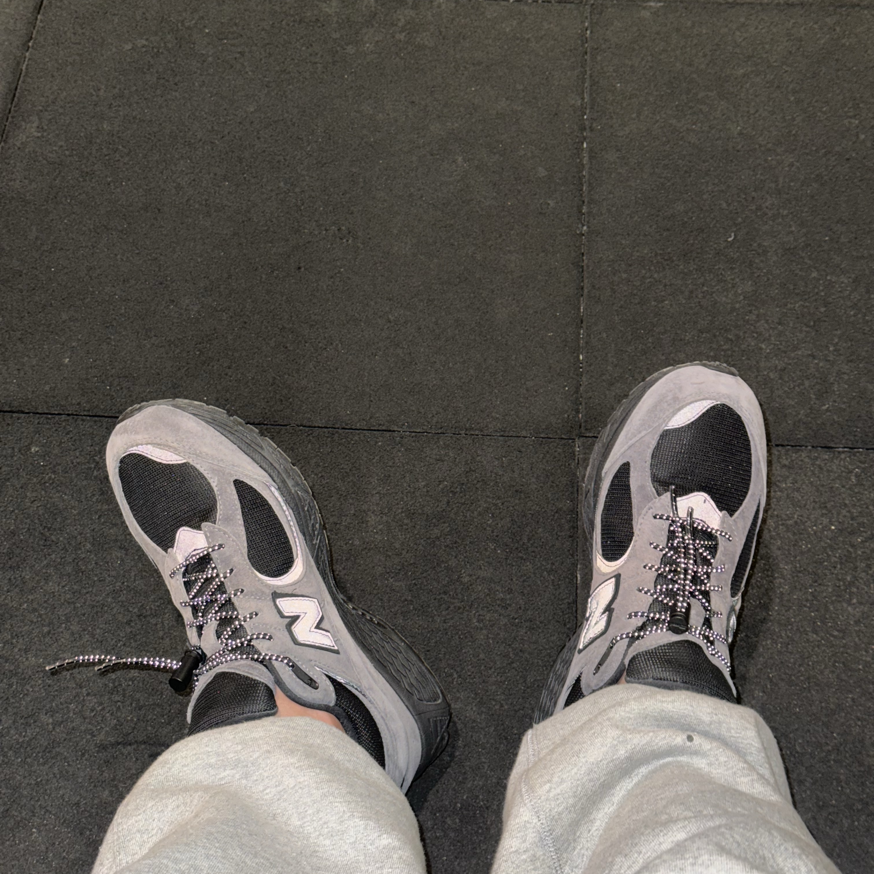 New Balance x JJJJound 2002R Gore-Tex Charcoal 착용 스타일 - 3