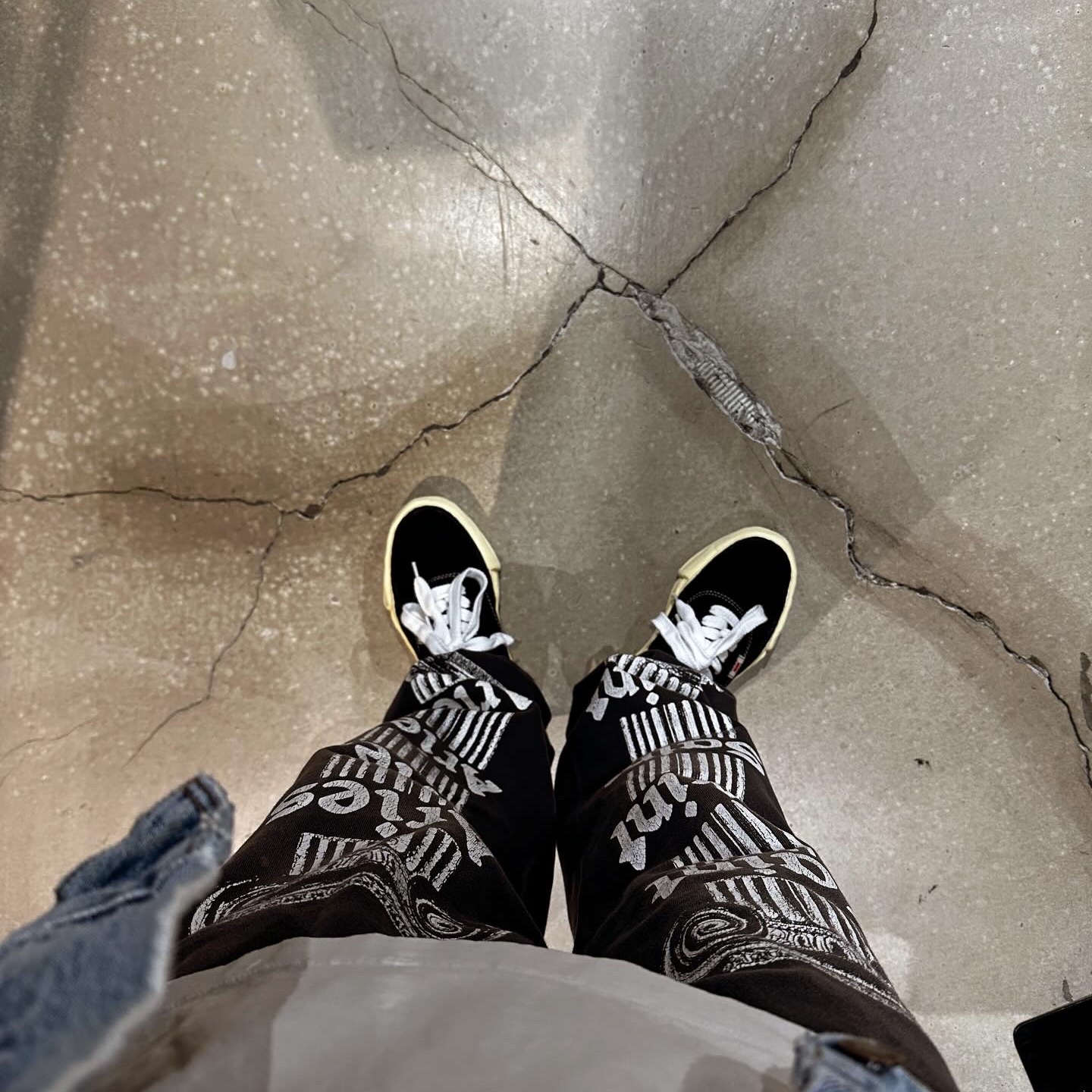 Saint Mxxxxxx x Aries Sweatpants St Aries Black, Maison Mihara Yasuhiro Baker OG Sole OD Canvas Low-top Sneakers Black 착용 스타일 - 3