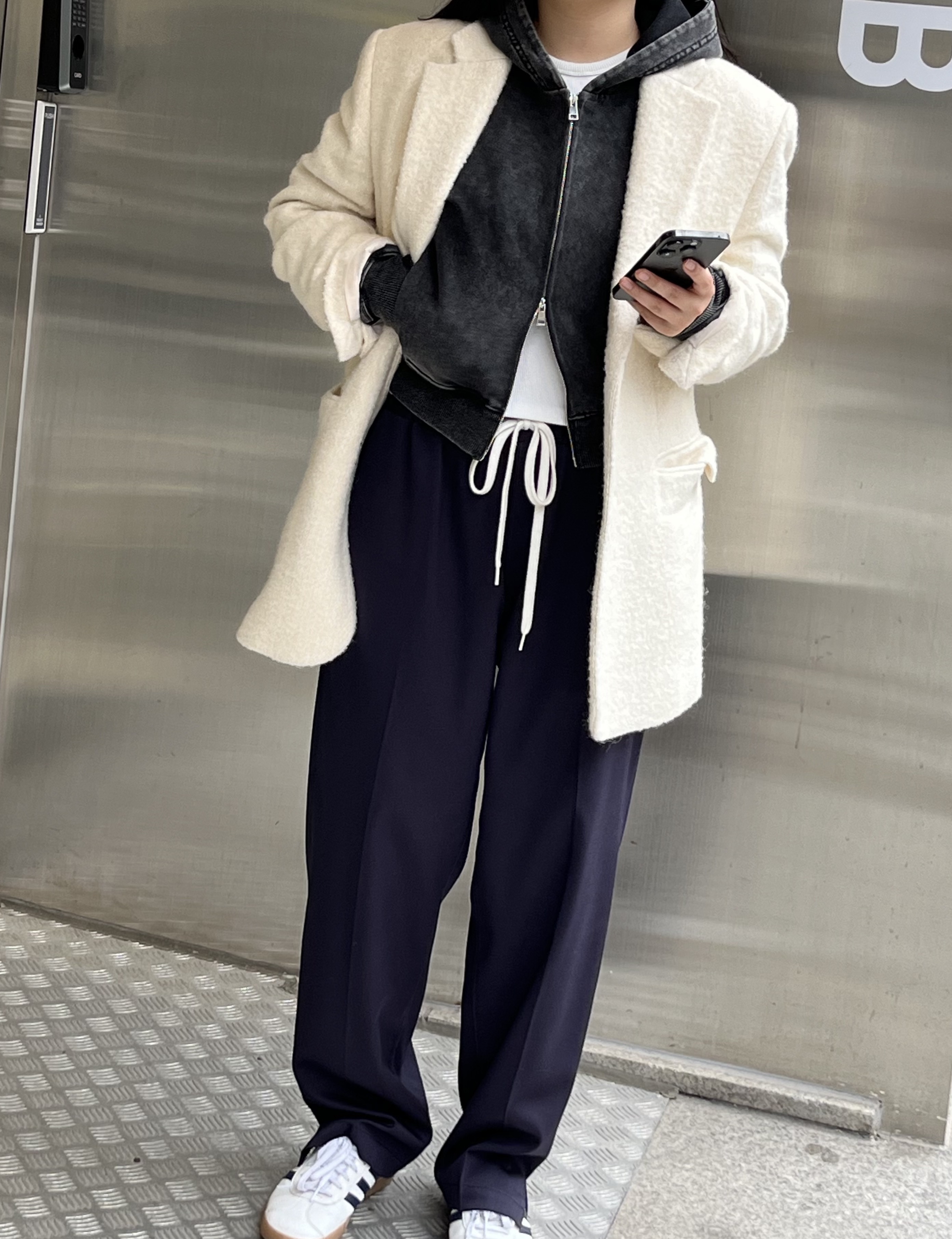 [KREAM 단독] L'H.A.S Oversized Herringbone 2 Bt Jacket - Ivory 착용 스타일 - 2
