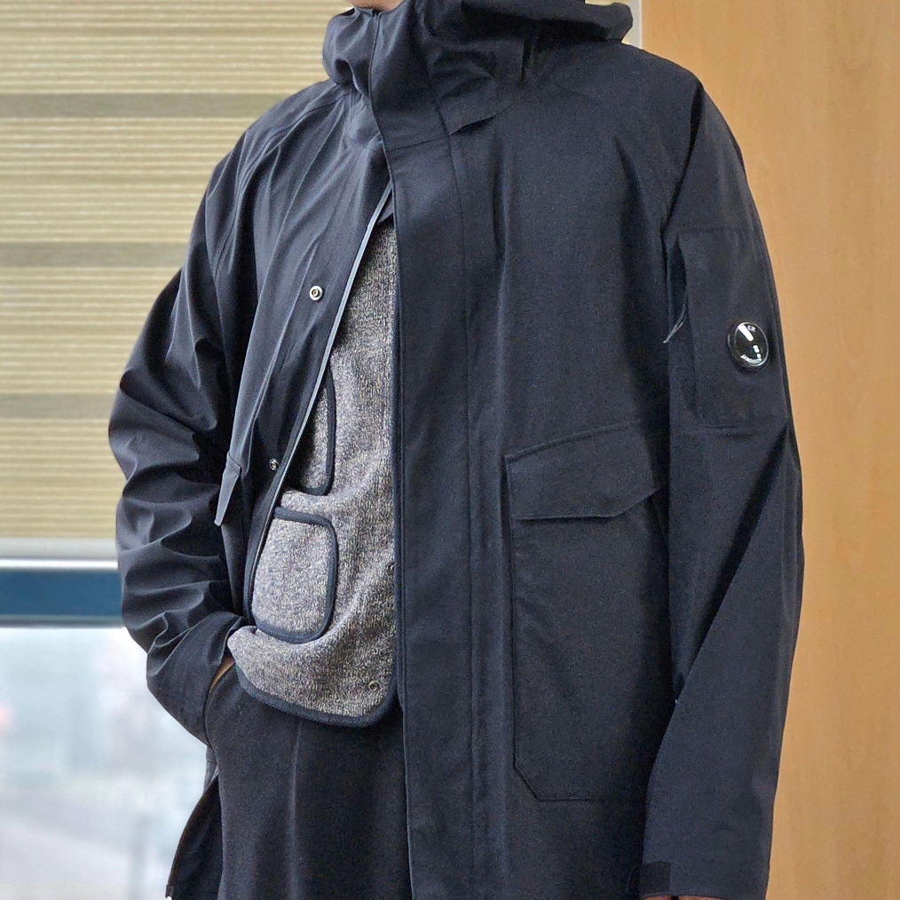C.P. Company Metropolis Series Gore-Tex 3L Infinium Hooded Parka Total Eclipse Blue - 23FW, Kapital Beach Fleece Beach Vest Charcoal 착용 스타일 - 6