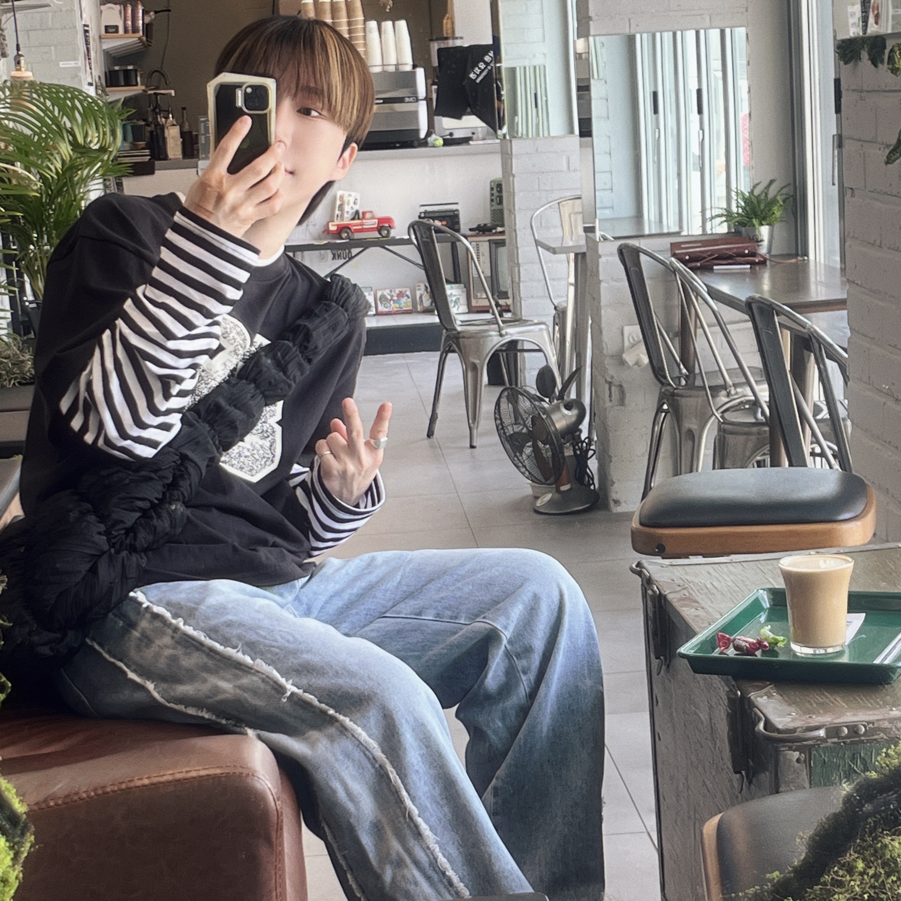 COS Ripple Crossbody Bag Black 착용 스타일 - 2
