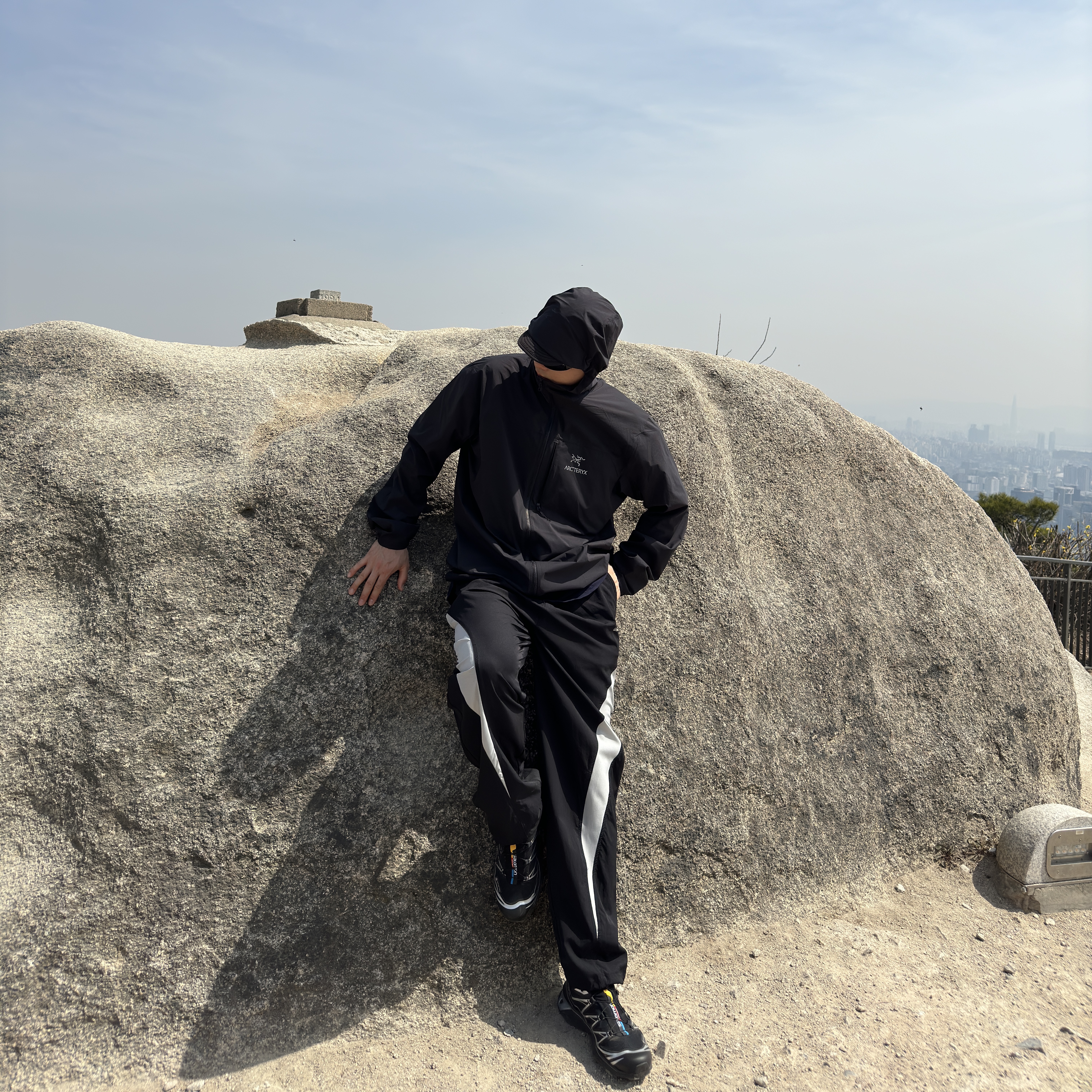 Salomon XT-6 GTX Black Silver, Arc'teryx Squamish Hoody Black 착용 스타일