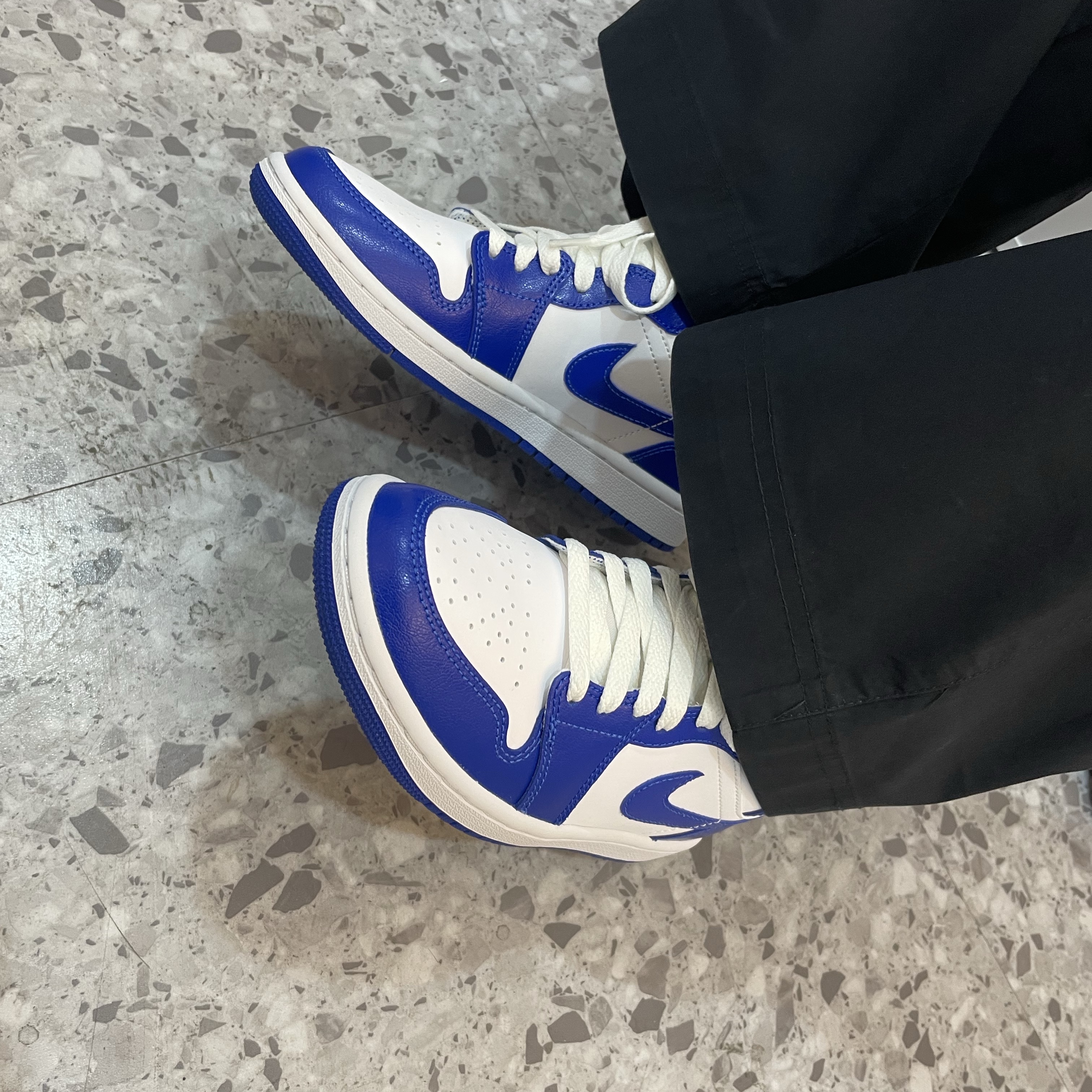 (W) Jordan 1 Mid White Hyper Royal 착용 스타일 - 2
