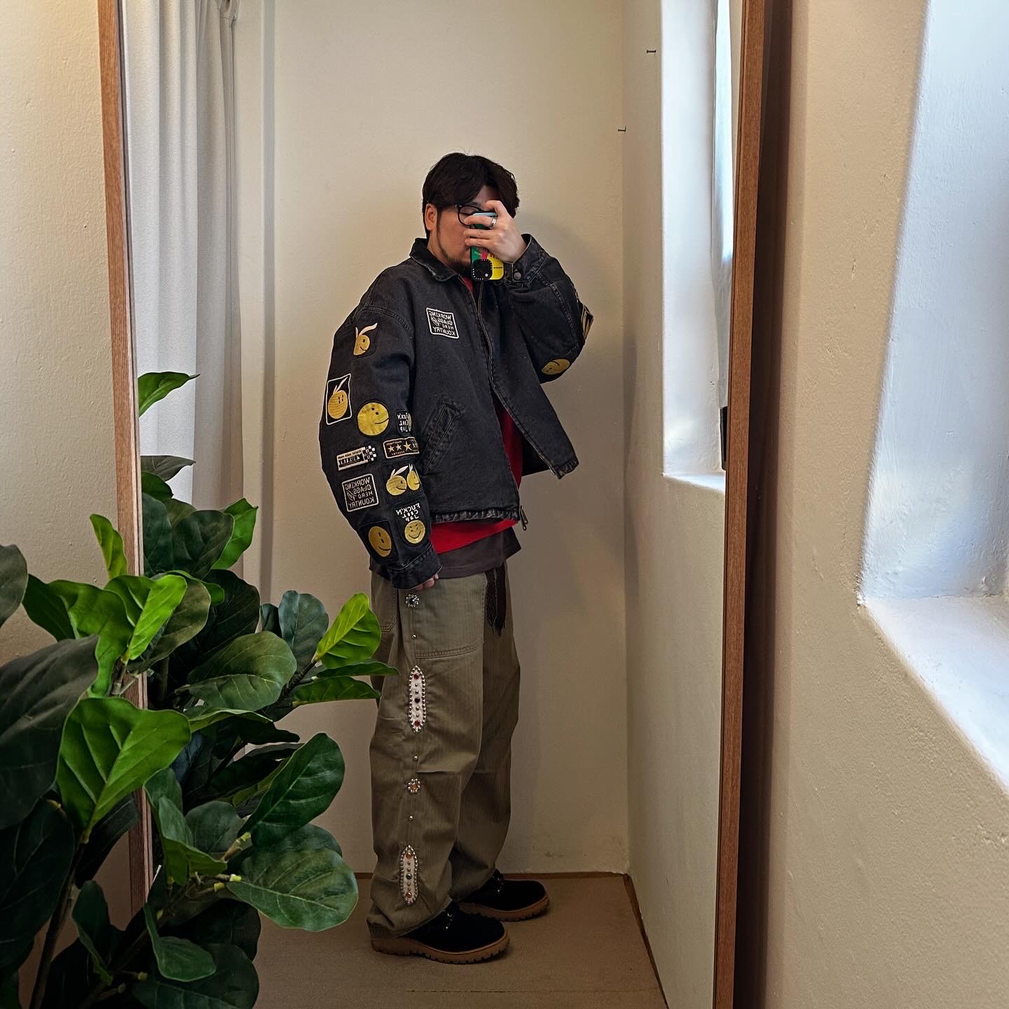 Kapital 14 oz. Black X Black Denim T-Back Drizzler Jacket Anarchy Rainbowy Remake Black, Kapital Sulfurized Herringbone Easy Baker Pants Studs Remake Khaki 착용 스타일 - 1