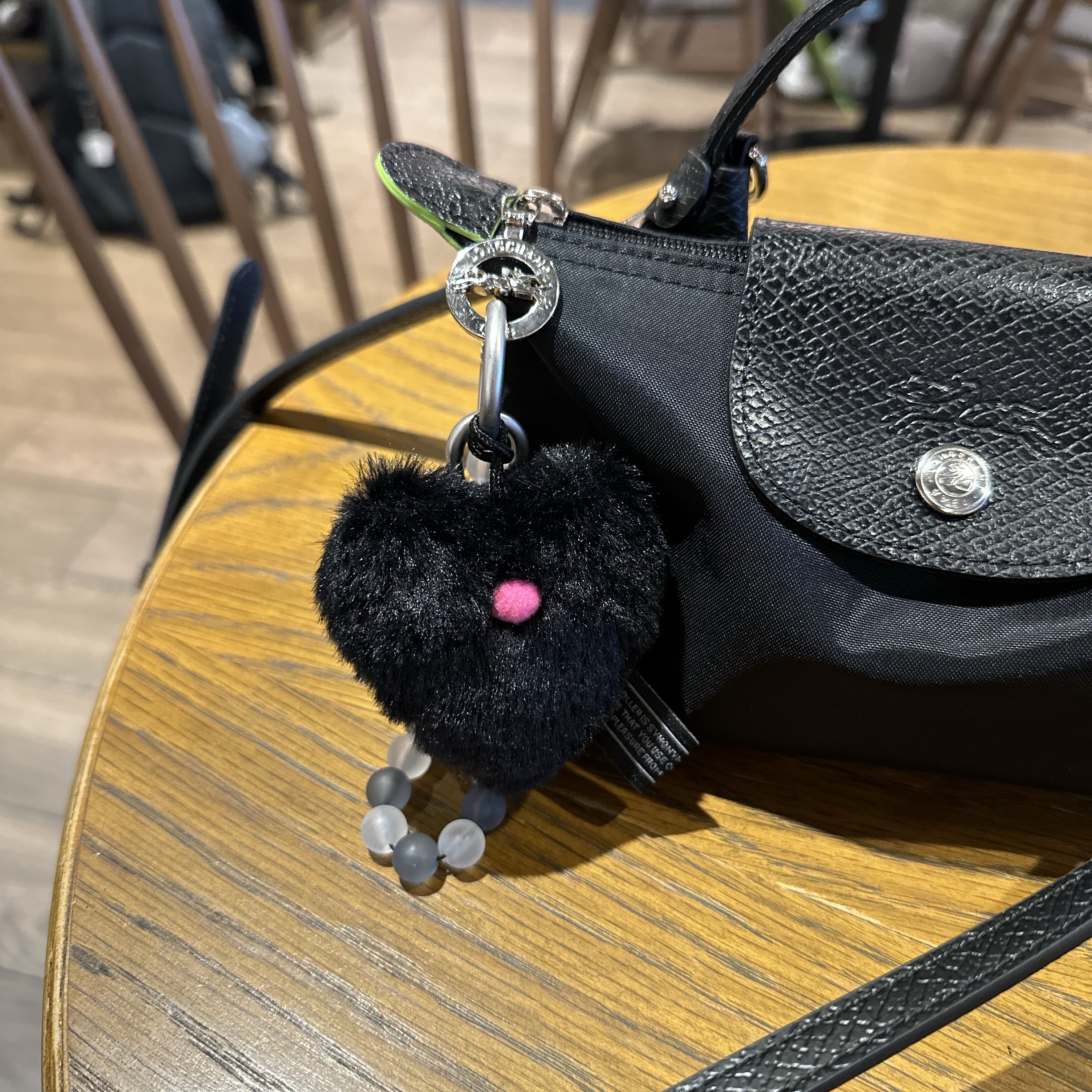 Longchamp Le Pliage Green Handle Pouch Black 착용 스타일