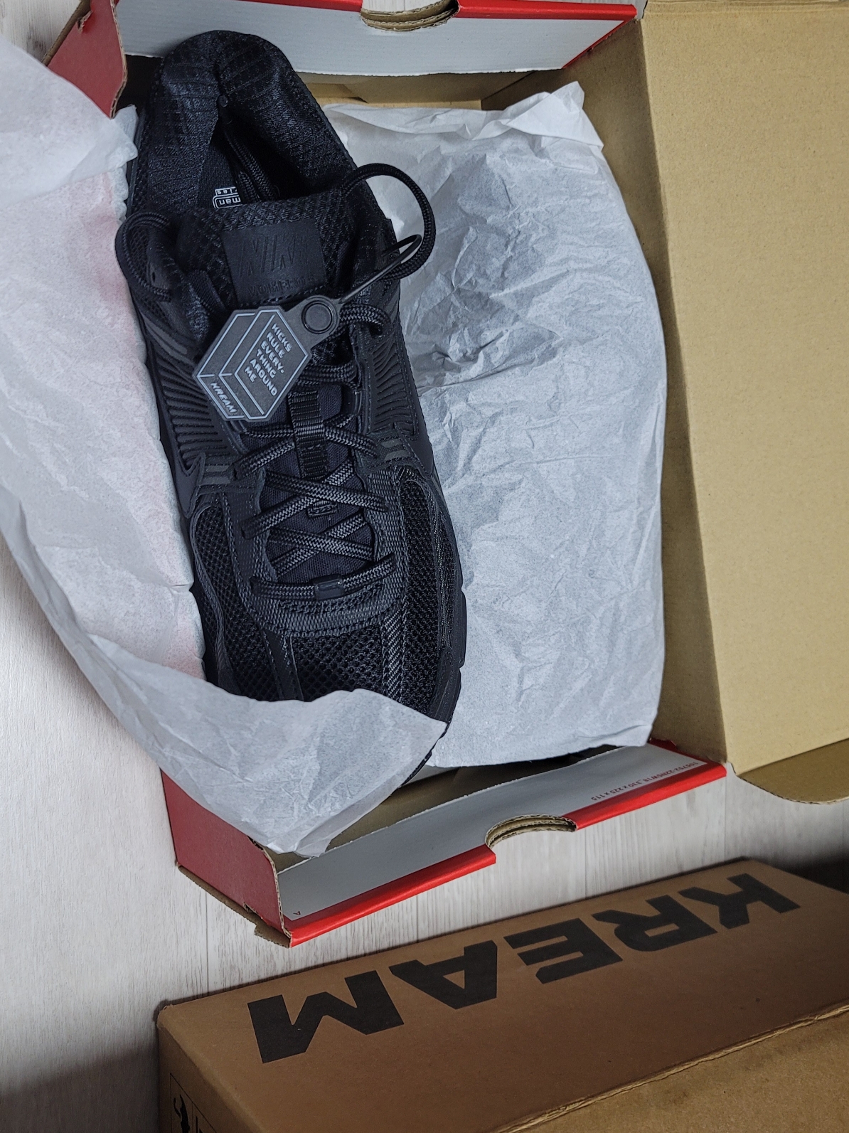 Nike Zoom Vomero 5 SP Black 착용 스타일 - 3