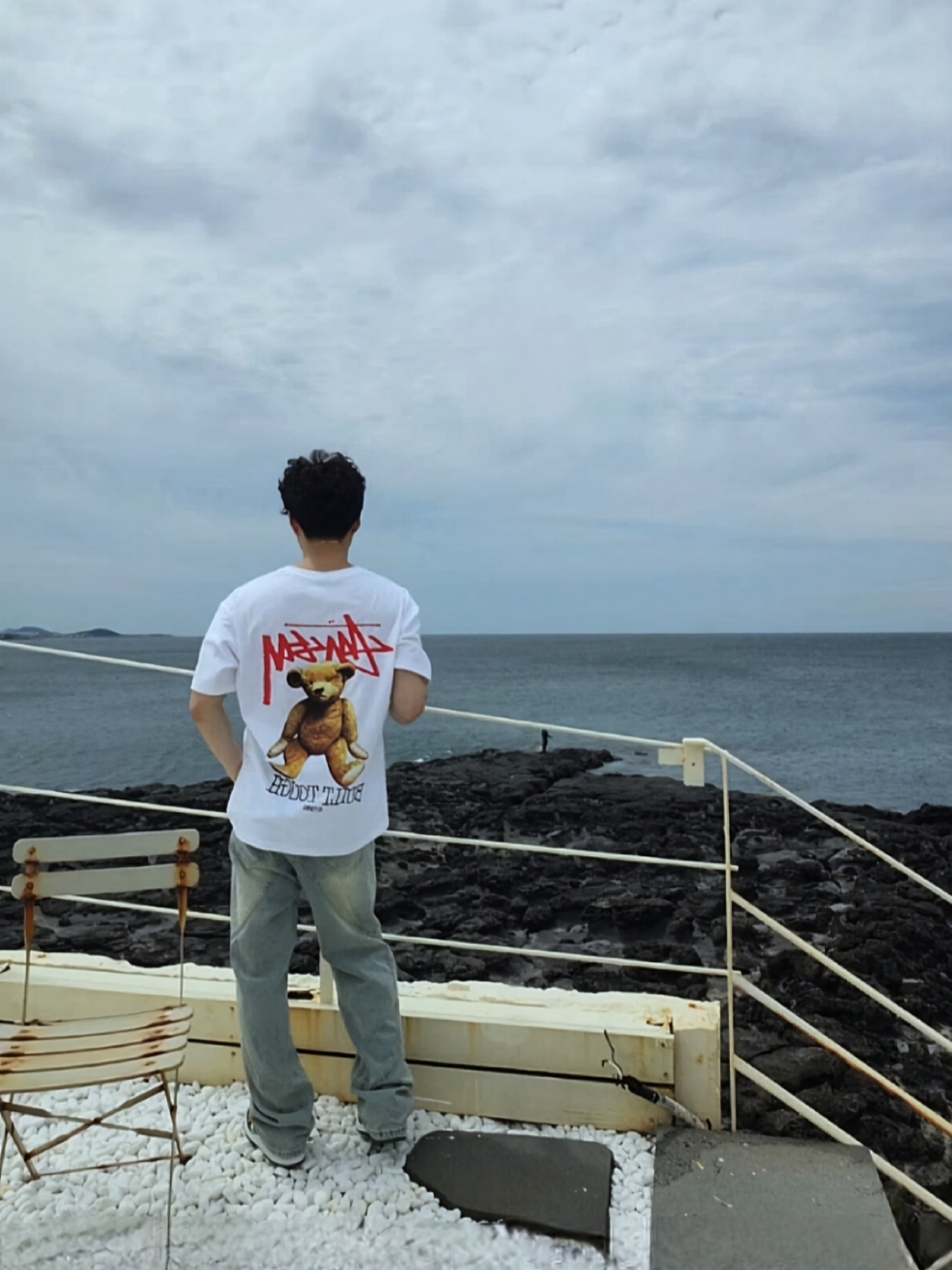 Diesel 1DR Shoulder Bag in Nappa Leather White, Stussy Built Tough T-Shirt White 착용 스타일 - 2
