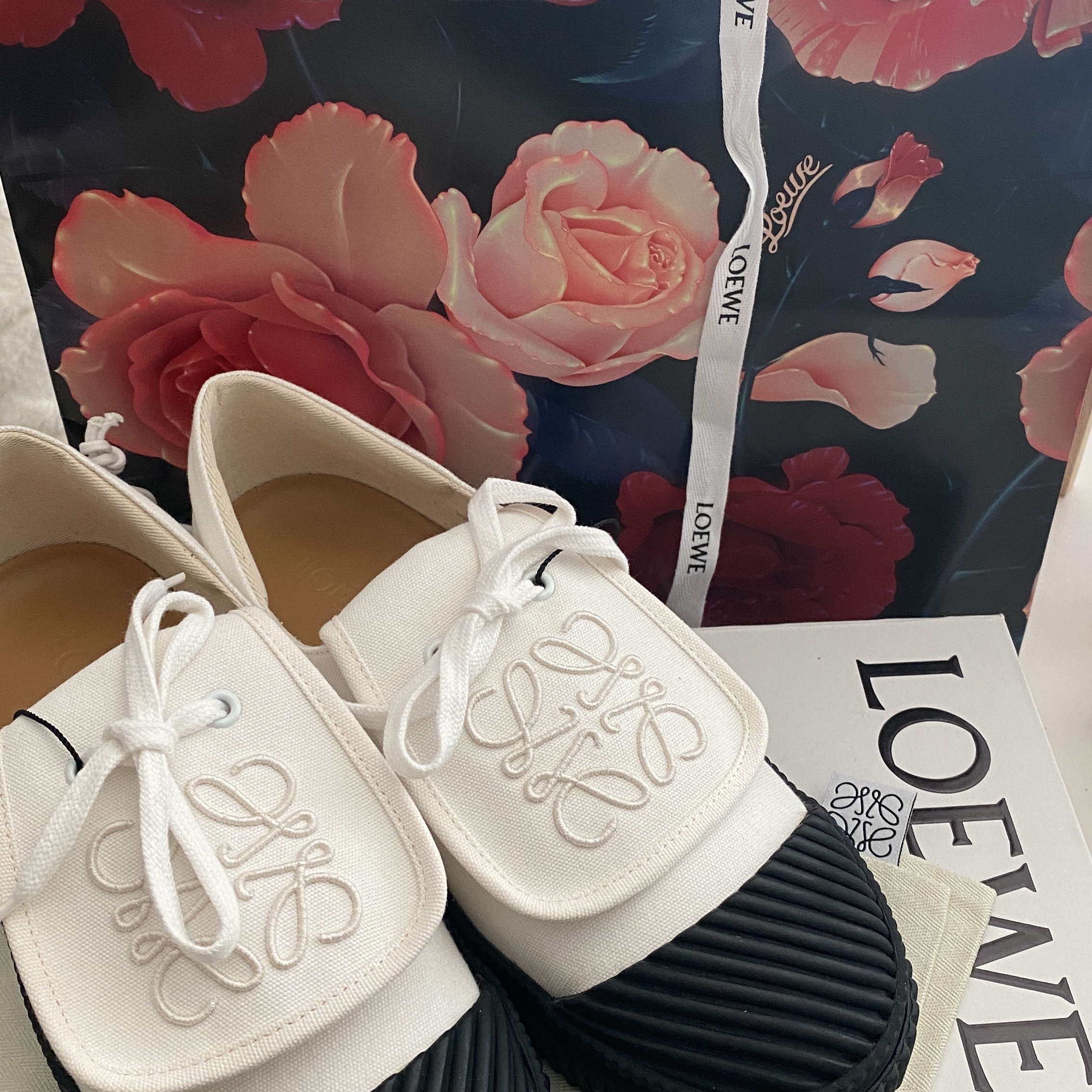 (W) Loewe Anagram Flap Sneakers in Canvas Soft White 착용 스타일