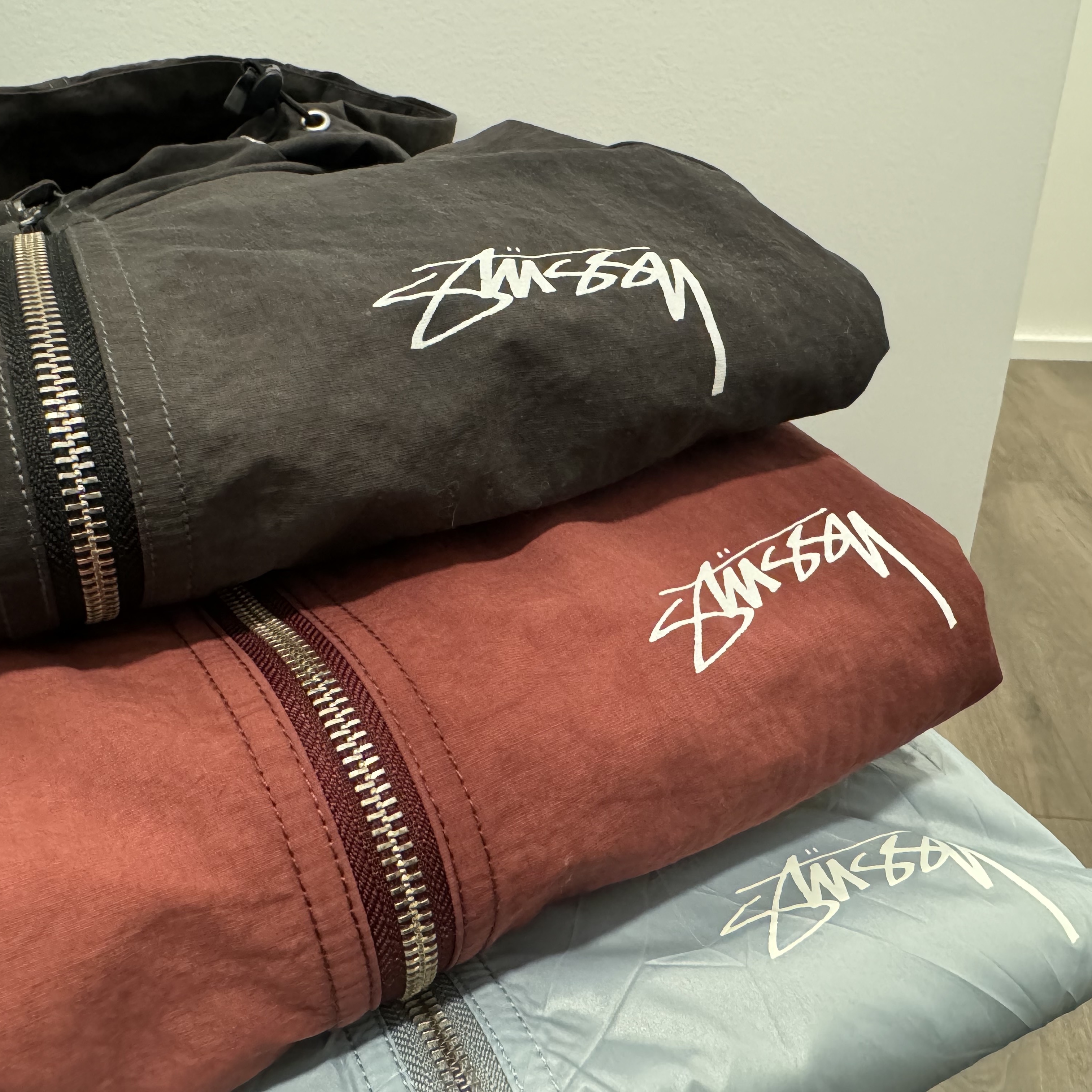 Stussy Wave Dye Beach Shell Jacket Black, Stussy Beach Shell Wrinkled Nylon Jacket Slate 착용 스타일