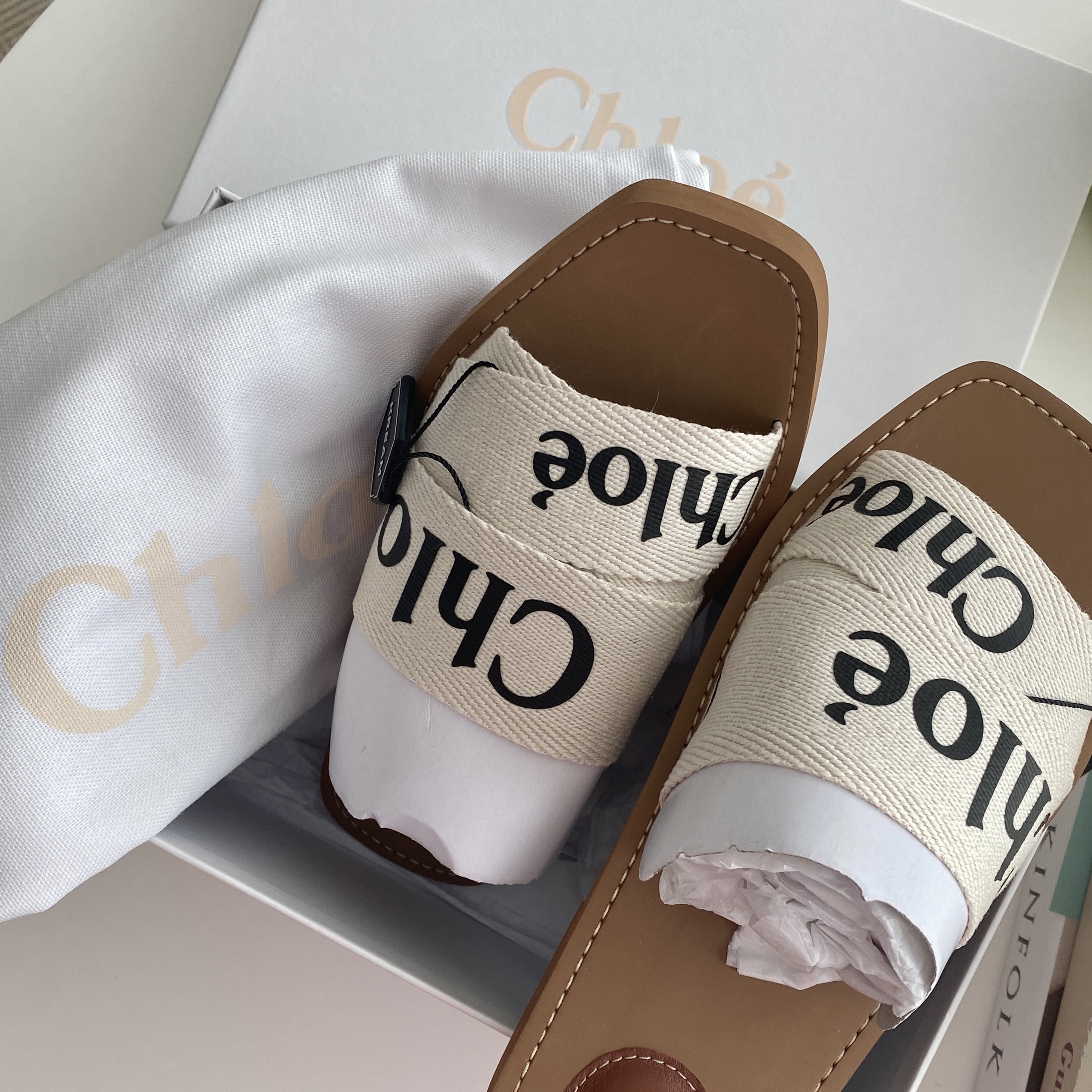 (W) Chloe Woody Flat Mule White 착용 스타일