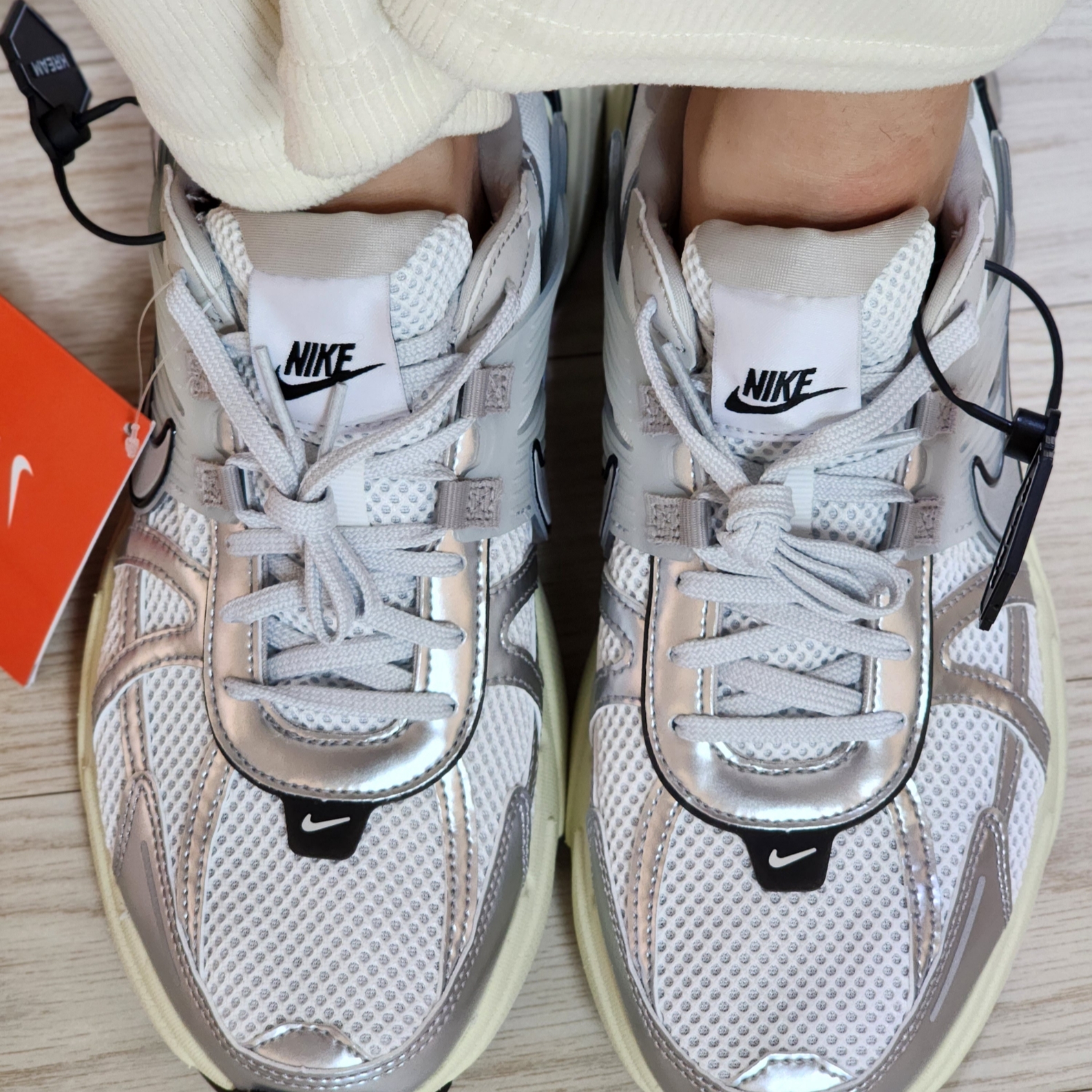 Nike V2K Run Summit White Metallic Silver 착용 스타일 - 1