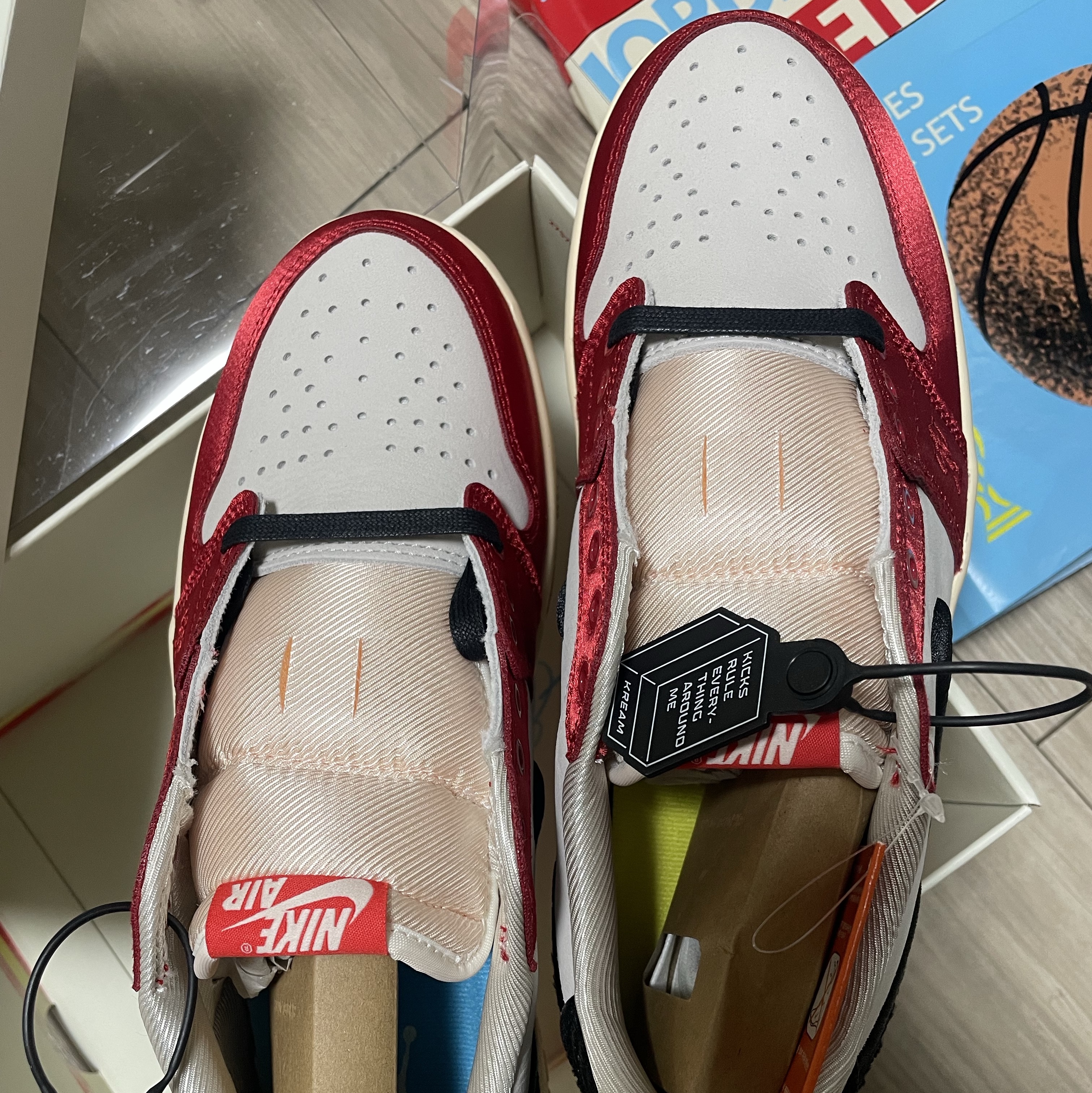 Jordan 1 x Trophy Room Retro Low OG SP Sail Varsity Red 착용 스타일 - 4