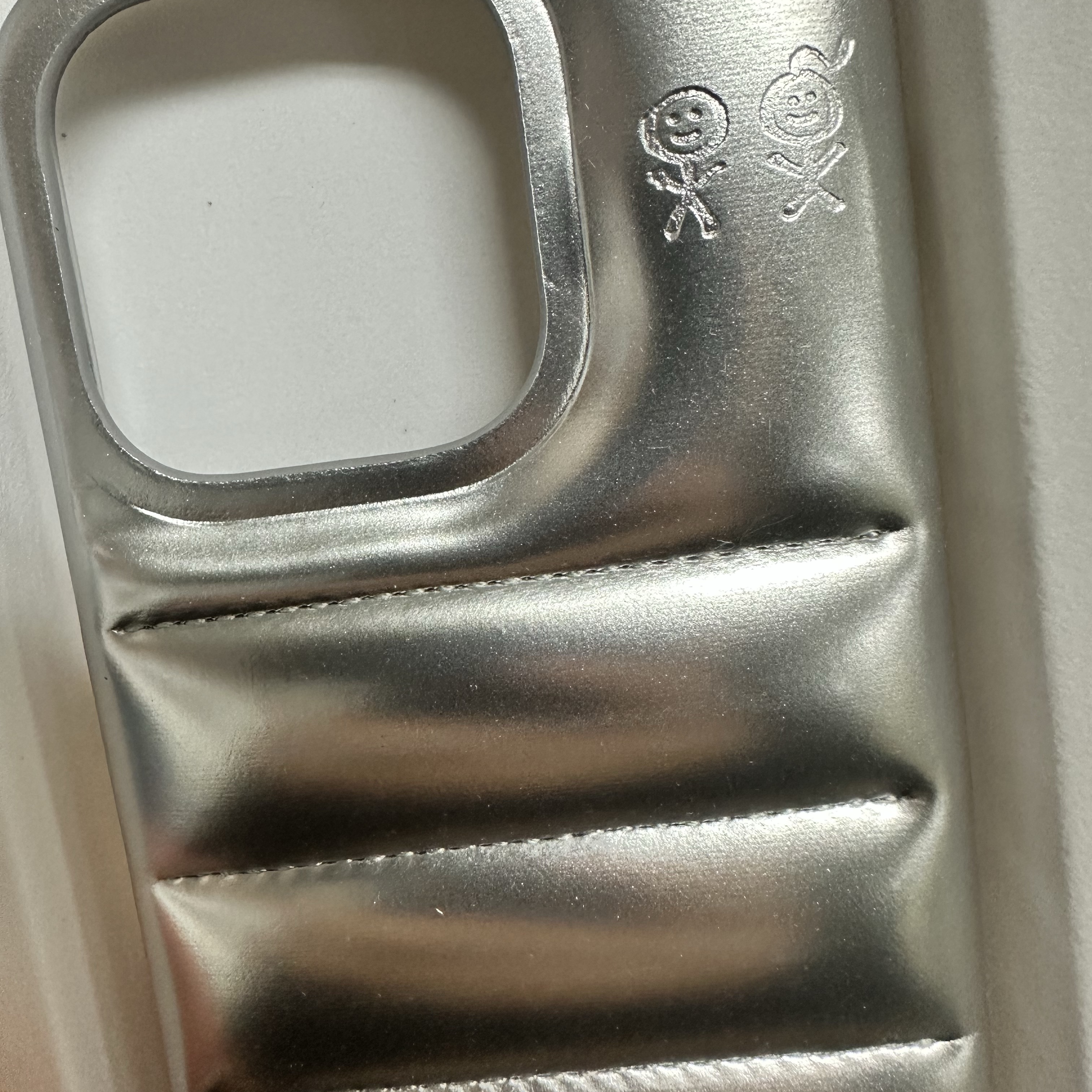 Urbansophistication The Puffer Case Chrome 착용 스타일 - 1