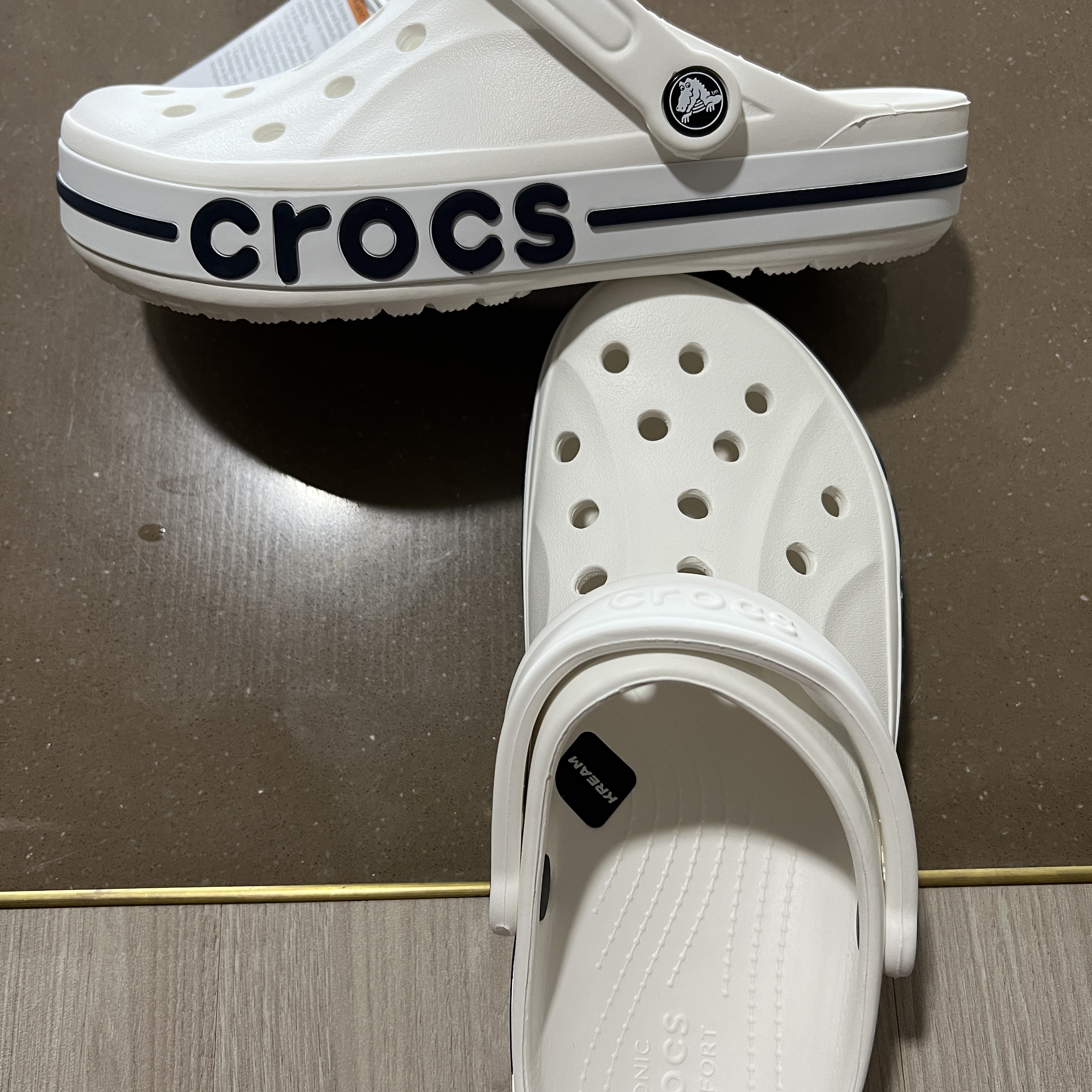 Crocs Bayaband Clog White Navy 착용 스타일