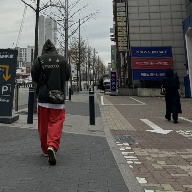 Jordan 1 x Zion Williamson Retro Low OG Flax and Oil Green, IAB Studio x D.P. Zip-Up Hoodie Dark Green 착용 스타일 - 2