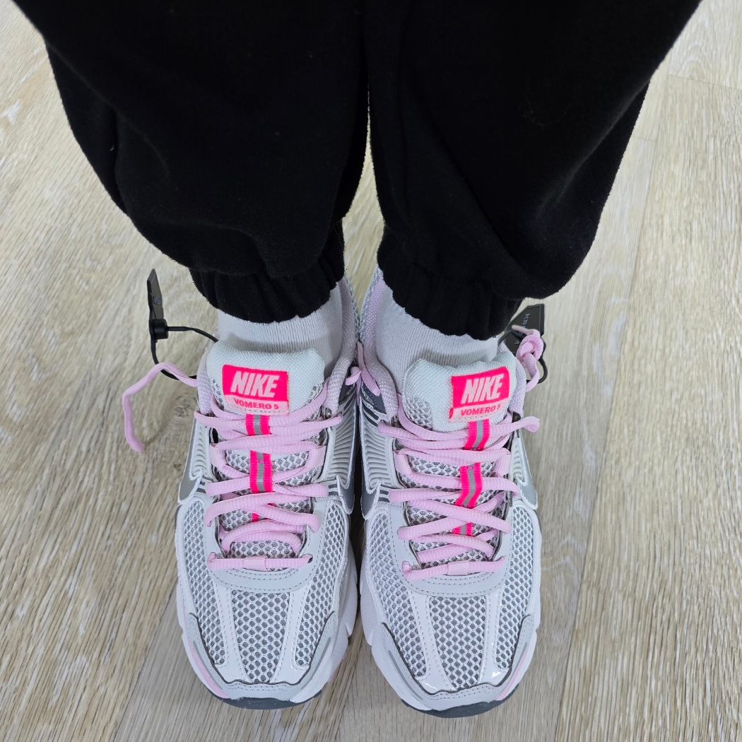 (W) Nike Zoom Vomero 5 Photon Dust Metallic Silver 착용 스타일