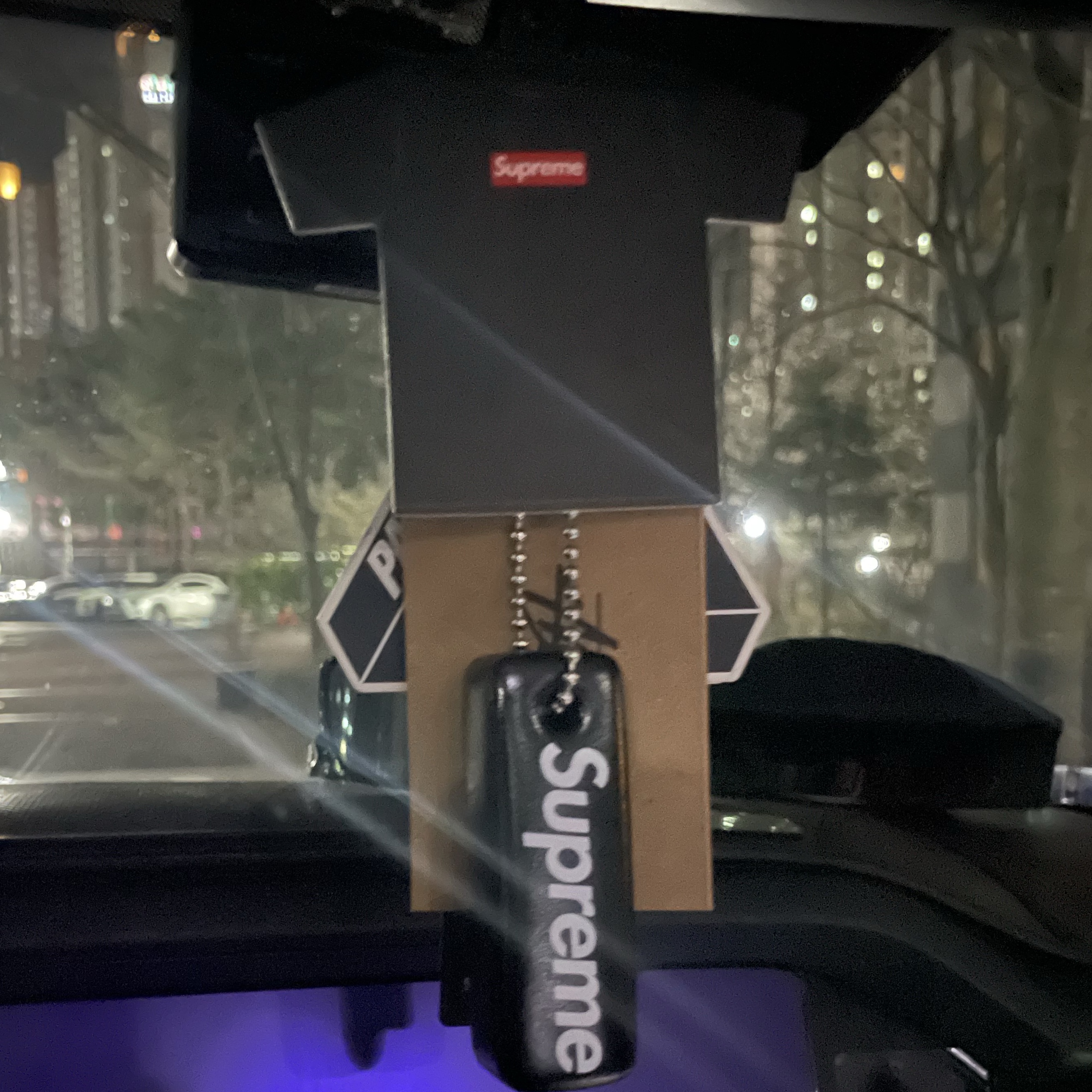 Supreme Floating Keychain Black - 23FW, Palace x Gap Flag 6-Panel Camo - 24SS 착용 스타일 - 1