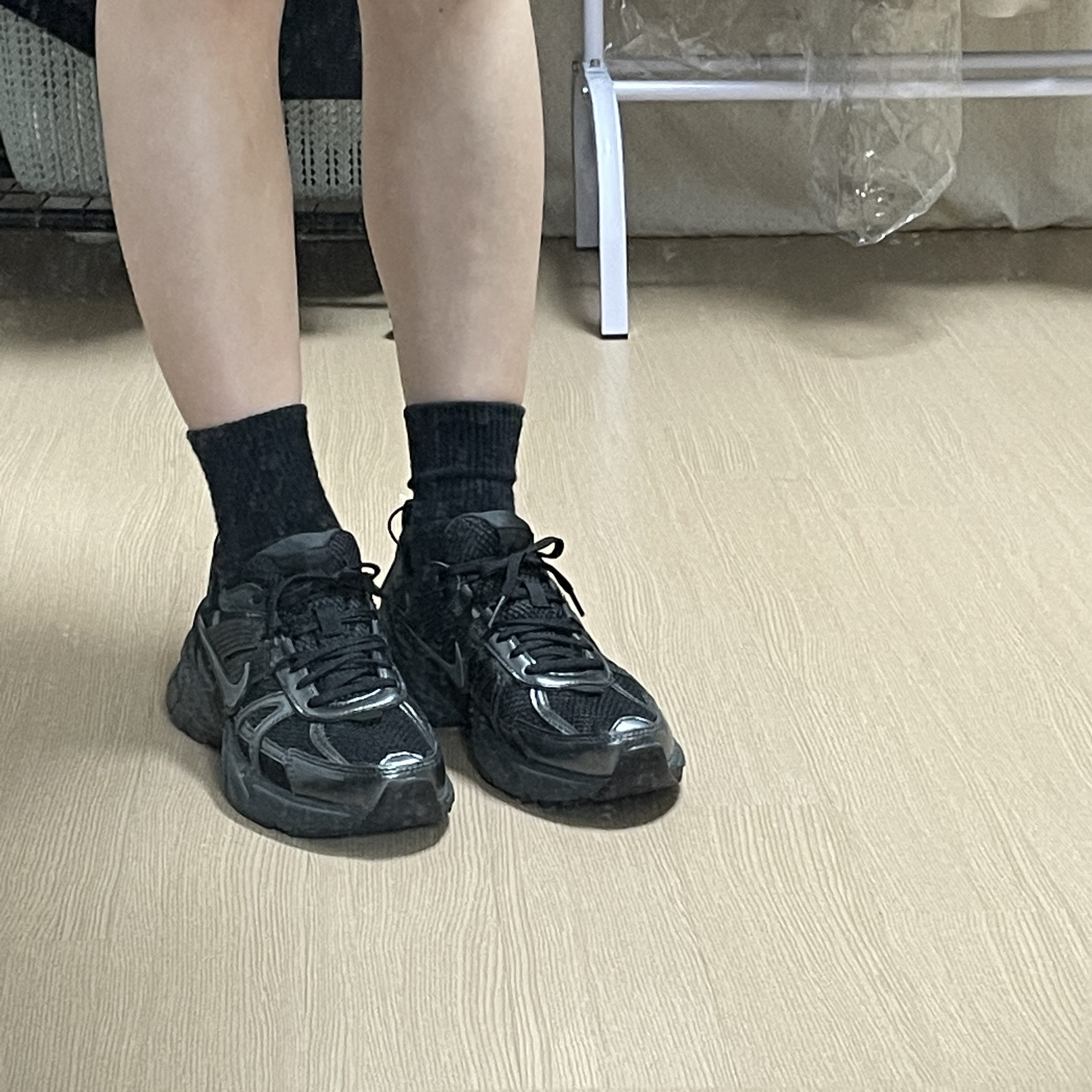 Nike V2K Run Black Anthracite 착용 스타일 - 2