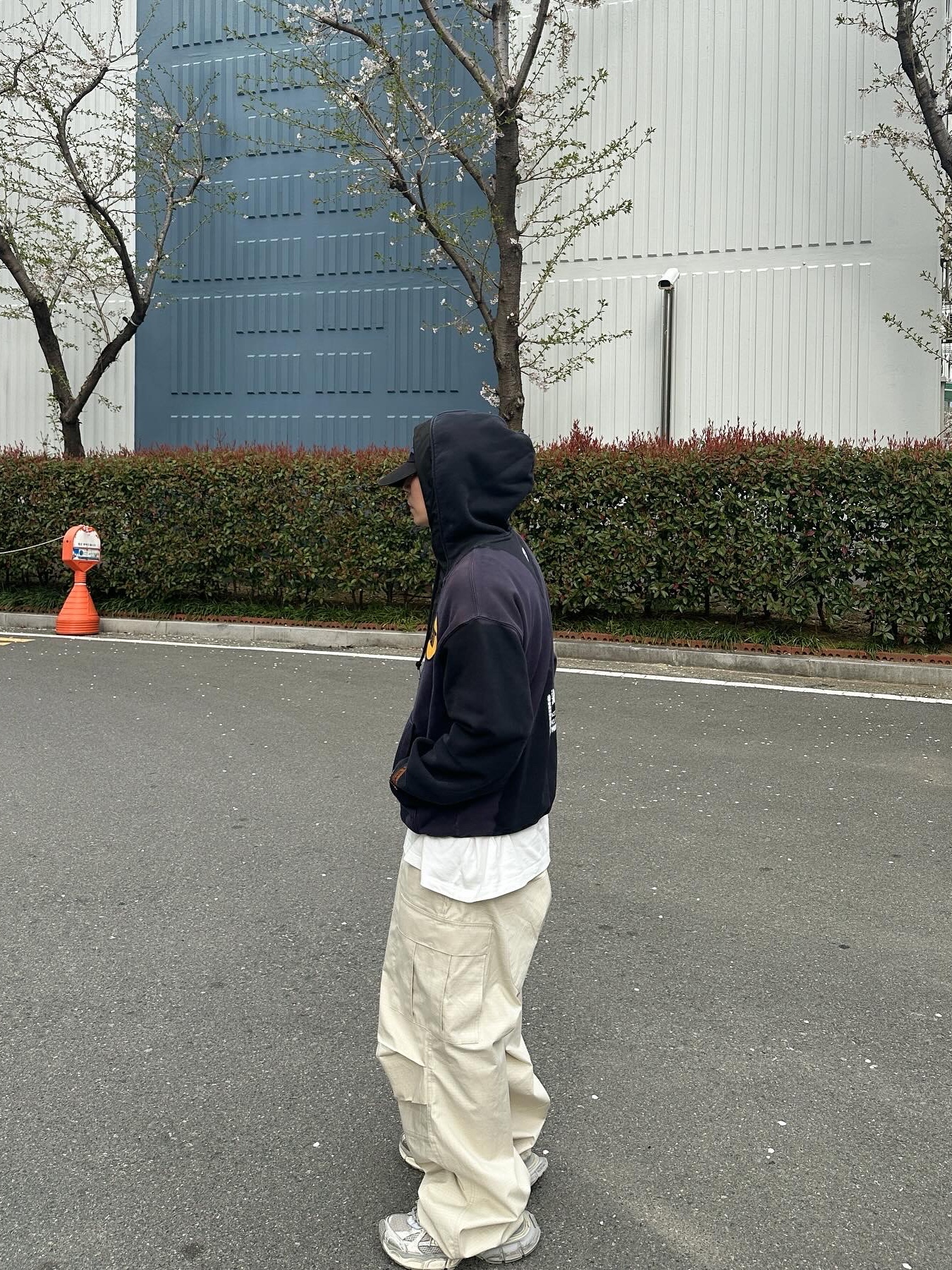 Balenciaga 3XL Sneakers Light Beige 착용 스타일 - 2