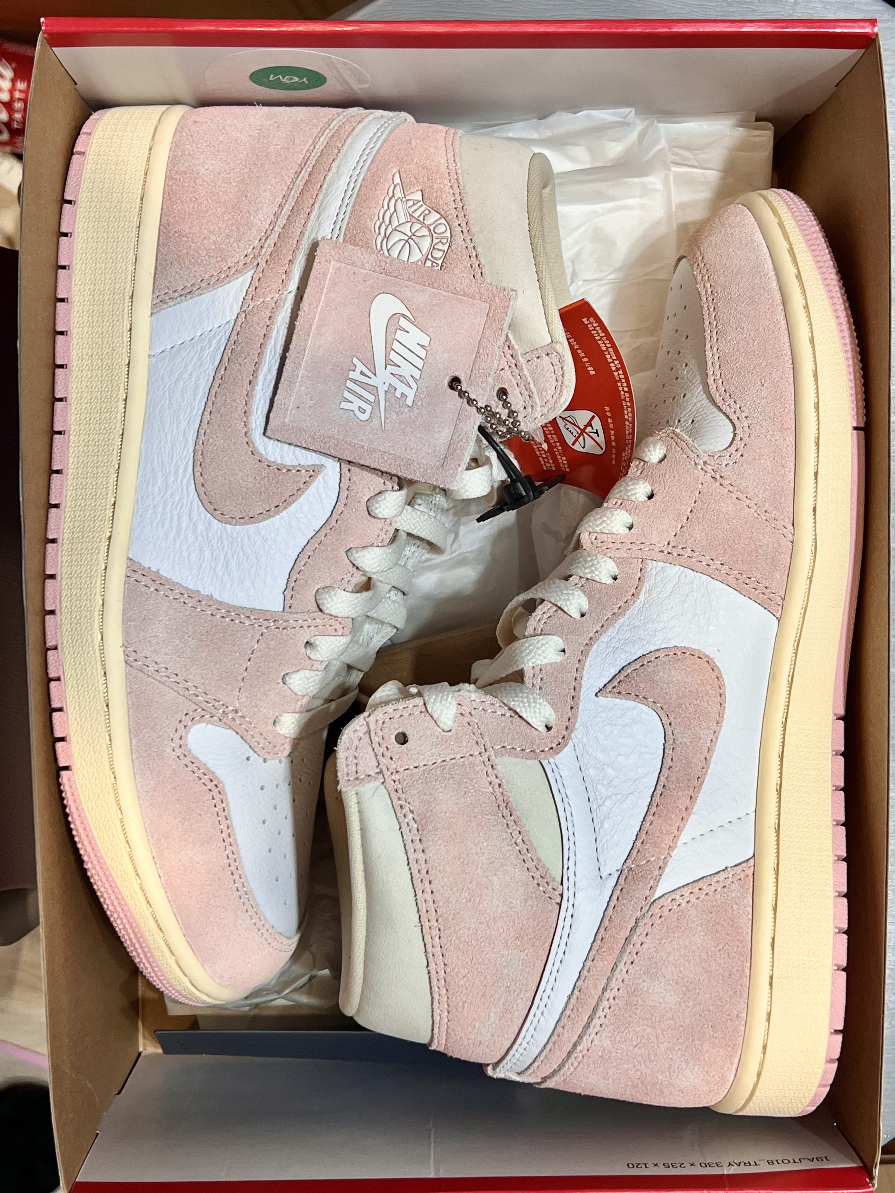 (W) Jordan 1 Retro High OG Coconut Milk and Sail 착용 스타일