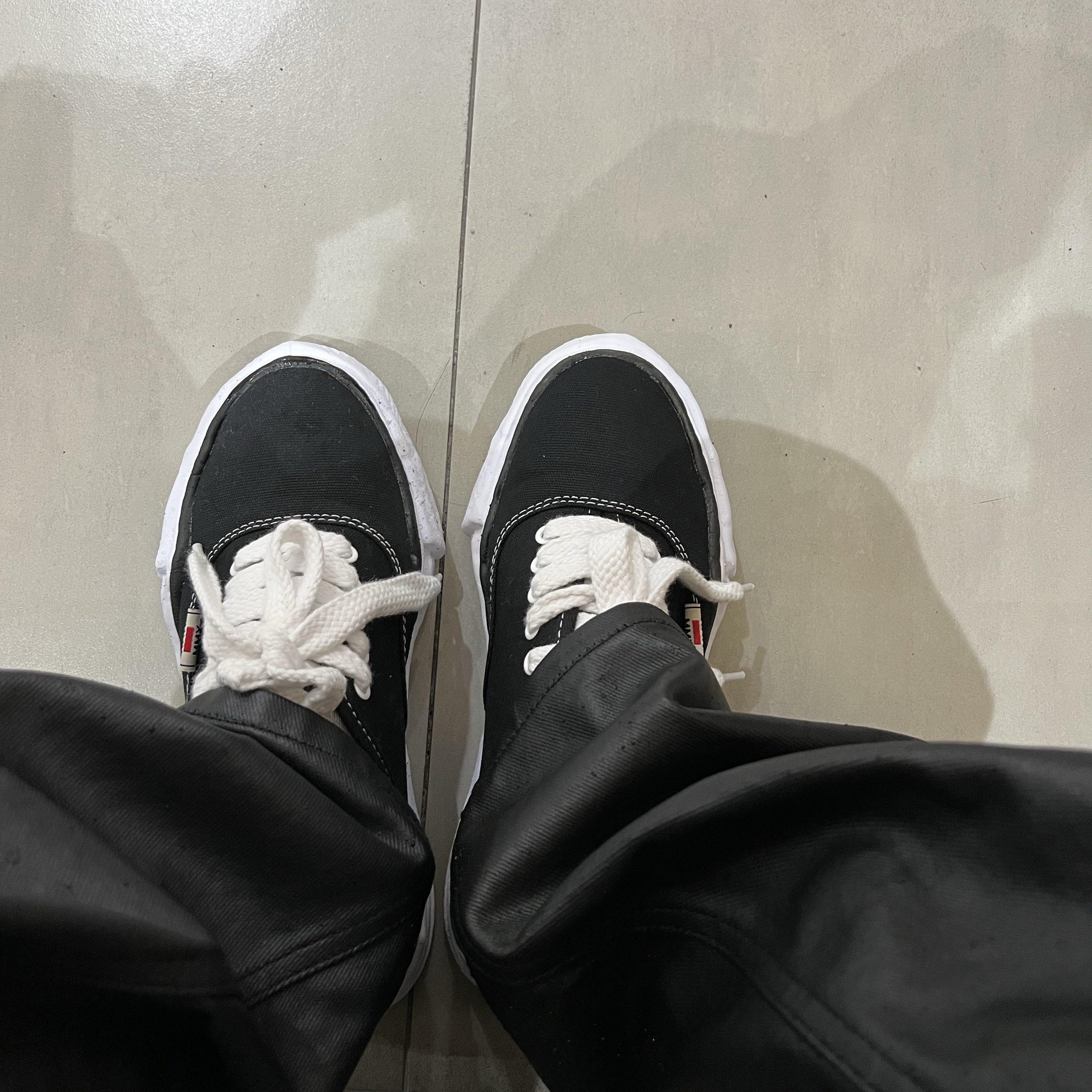 Maison Mihara Yasuhiro Baker OG Sole Canvas Low Cut Sneakers Black 착용 스타일