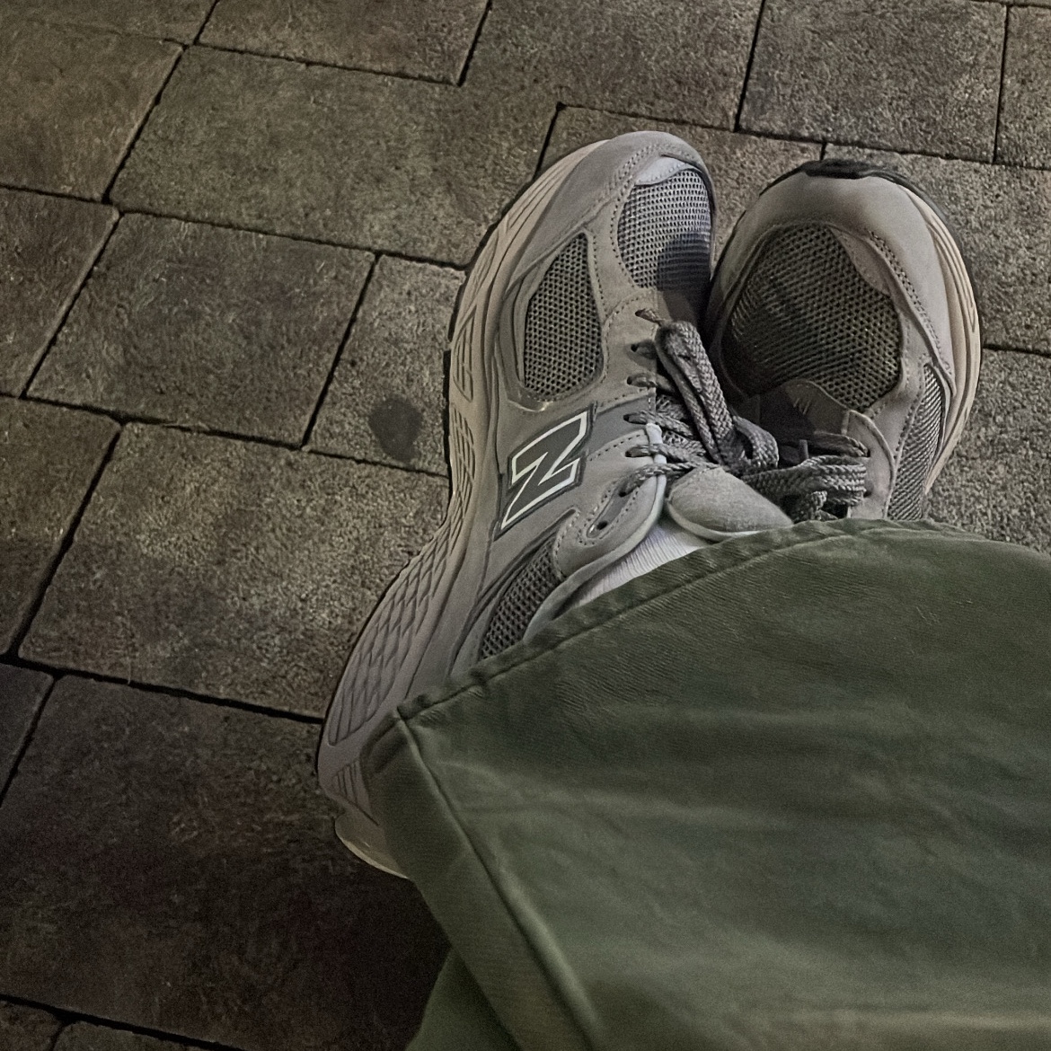 New Balance 2002R Grey 착용 스타일 - 1